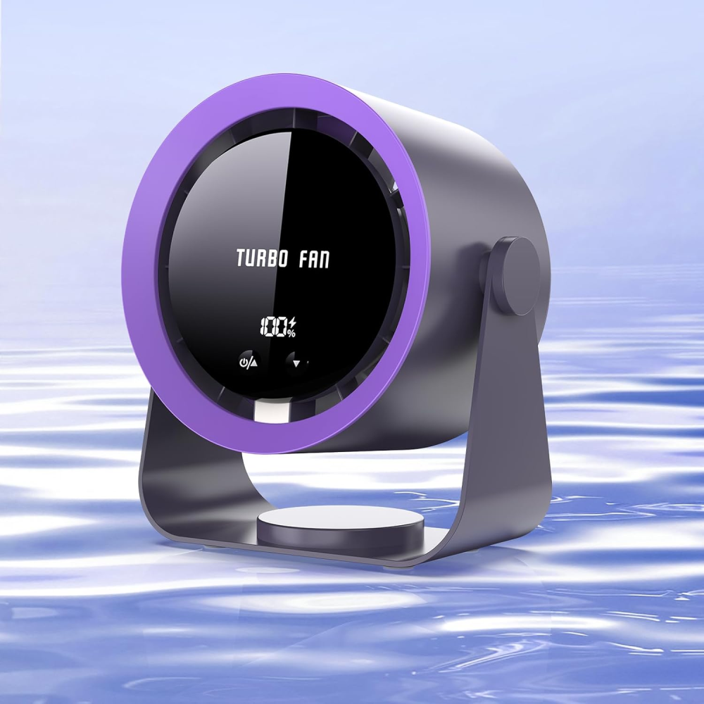 Ein Turbo-Ventilator mit lila Ring, wie zuvor. Er steht auf einer reflektierenden, wasserähnlichen Oberfläche. Die Anzeige zeigt 100%.