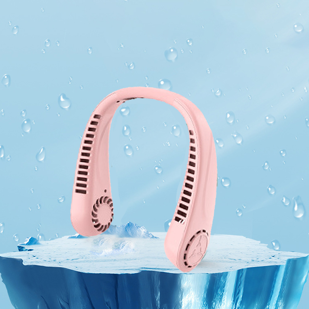 Pinker Nackenventilator auf einem Eisblock, mit Wassertropfen im Hintergrund. Kühleffekt.