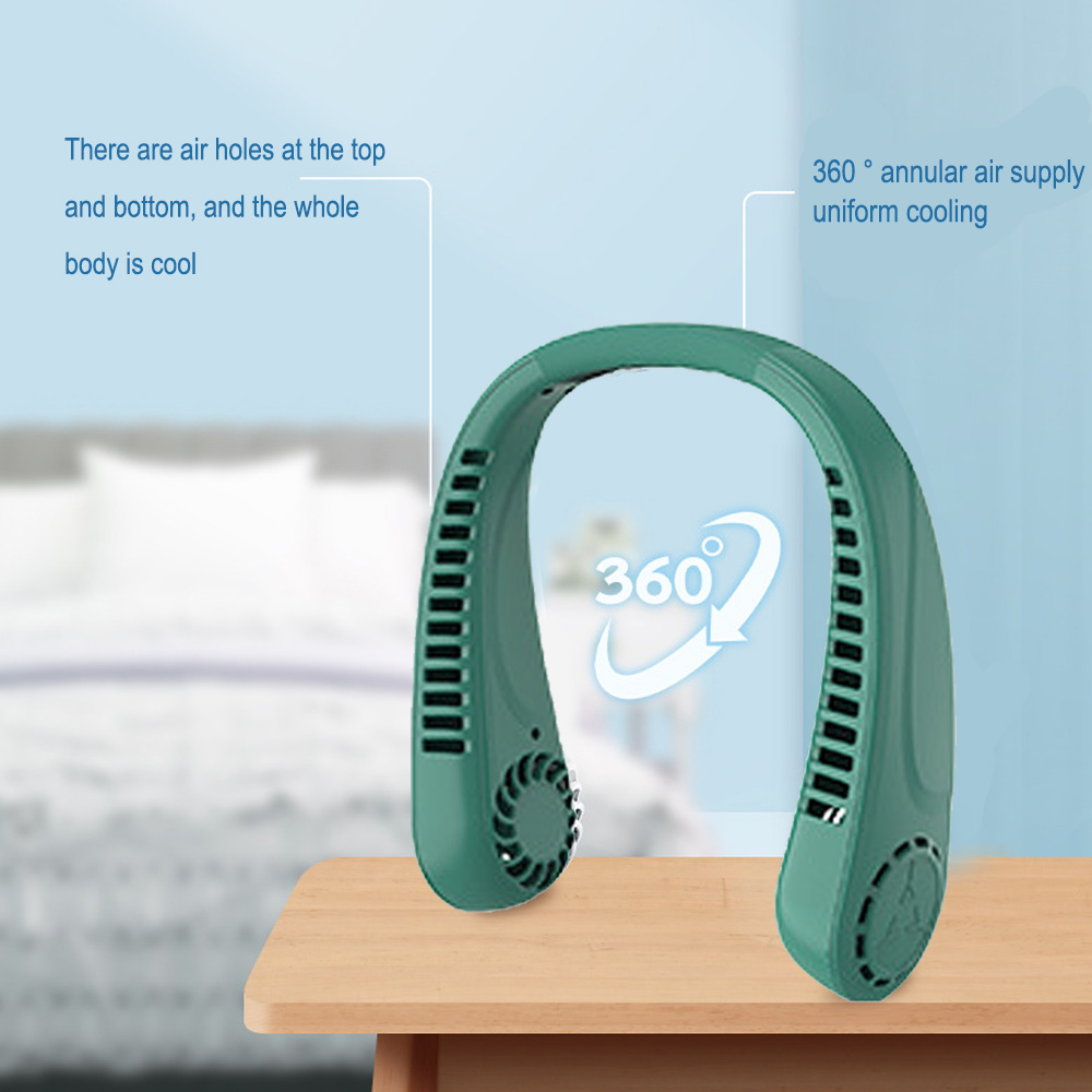 Ein grüner Nackenventilator mit Luftlöchern und 360-Grad-Design liegt auf einem Tisch.