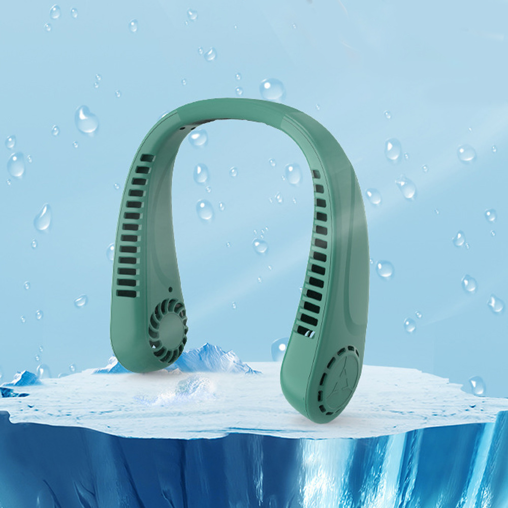 Ein grüner Nackenventilator auf Eis. Wassertropfen sind im Hintergrund.