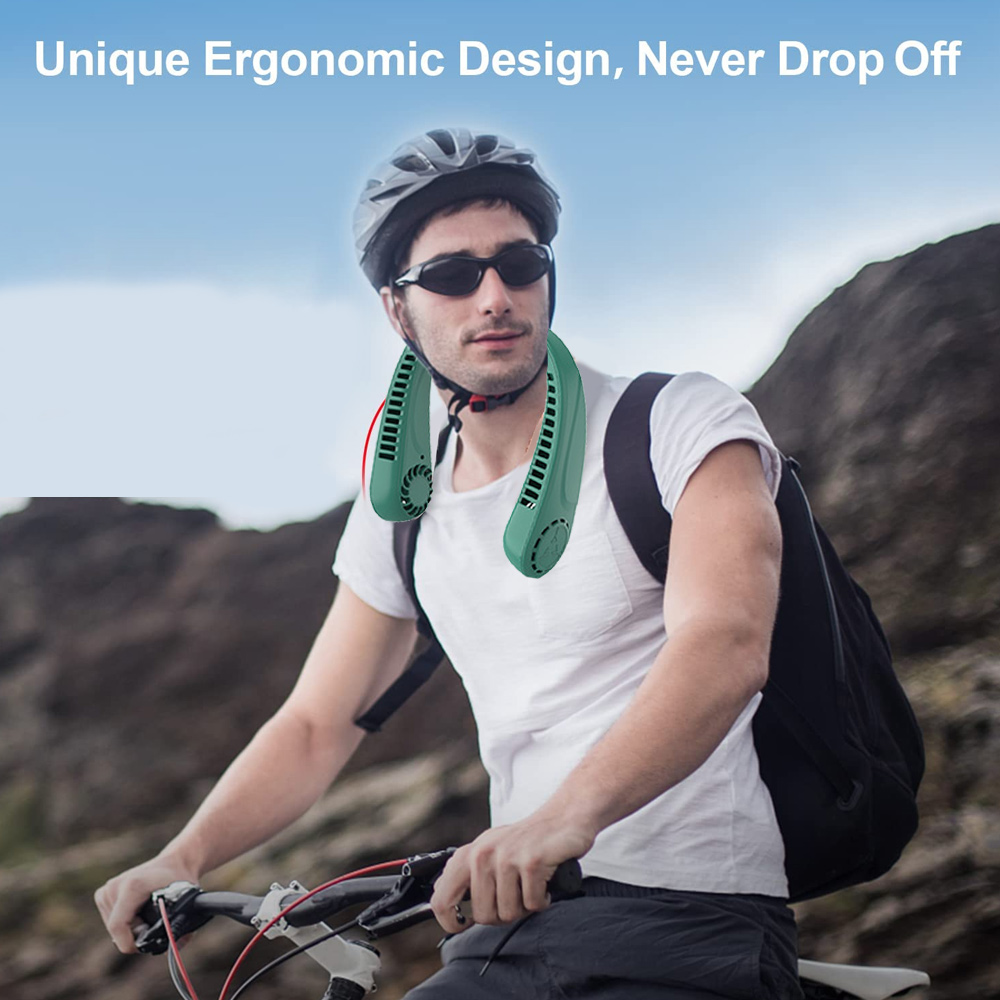 Mann fährt Fahrrad mit grünem Nackenventilator und Helm. Text besagt ergonomisches Design.