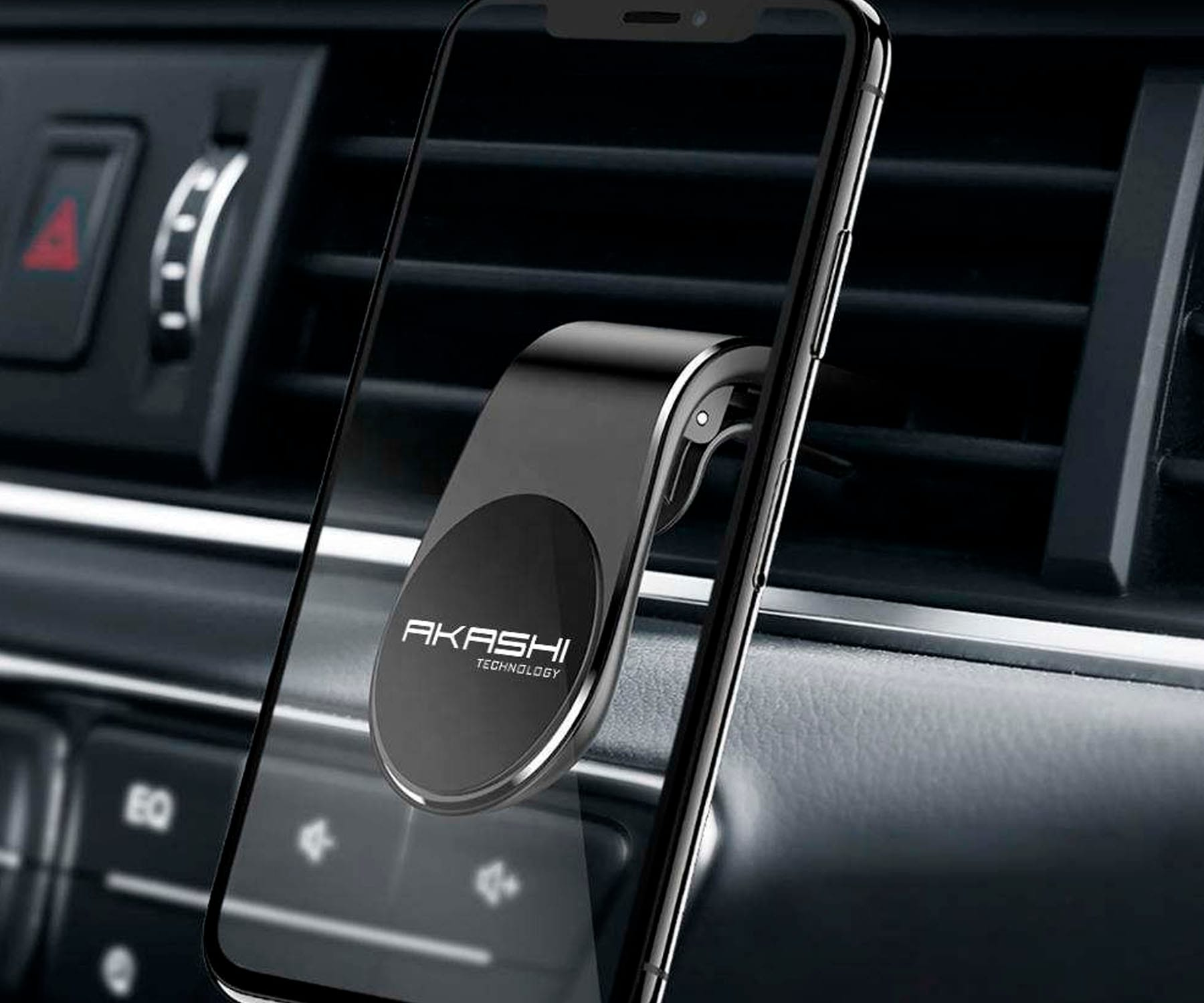 Uno smartphone è montato su una presa d'aria dell'auto con un supporto magnetico nero per telefono. Il marchio Akashi è visibile.