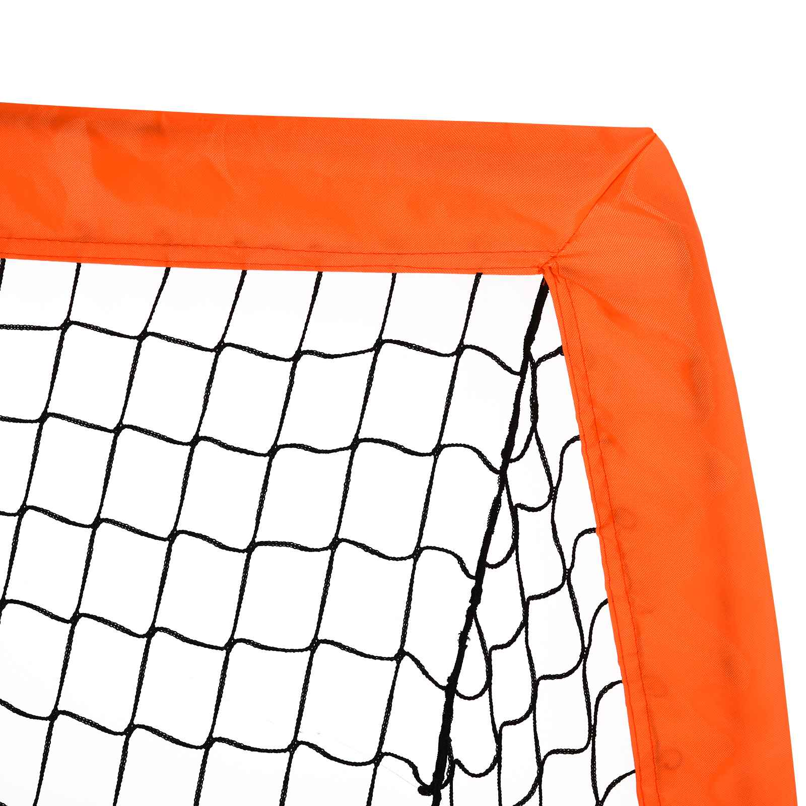 Teilansicht eines orangefarbenen Fußballtorrahmens und schwarzen Netzes.