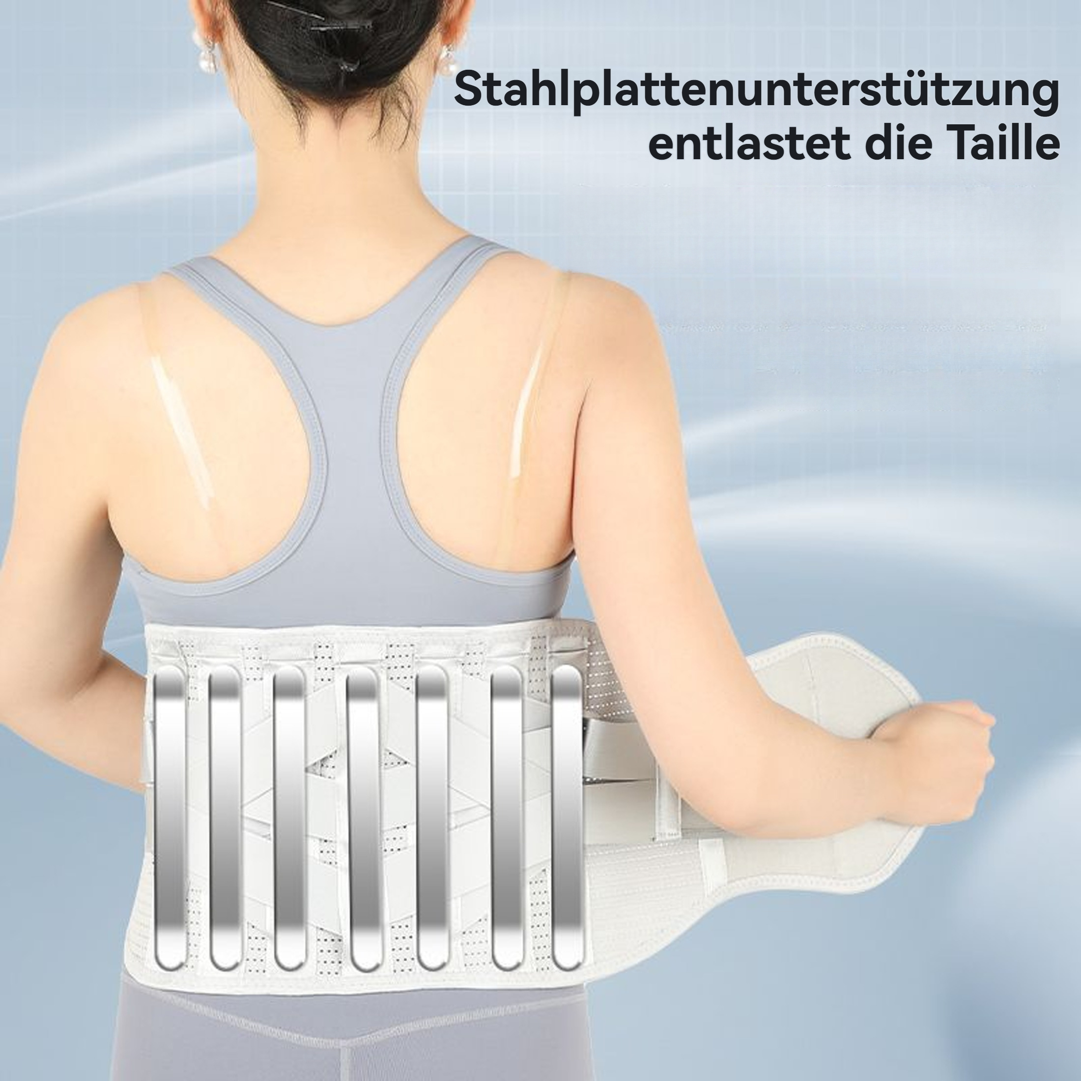 Eine Frau, die eine Rückenstützbandage mit Metallstützen trägt.