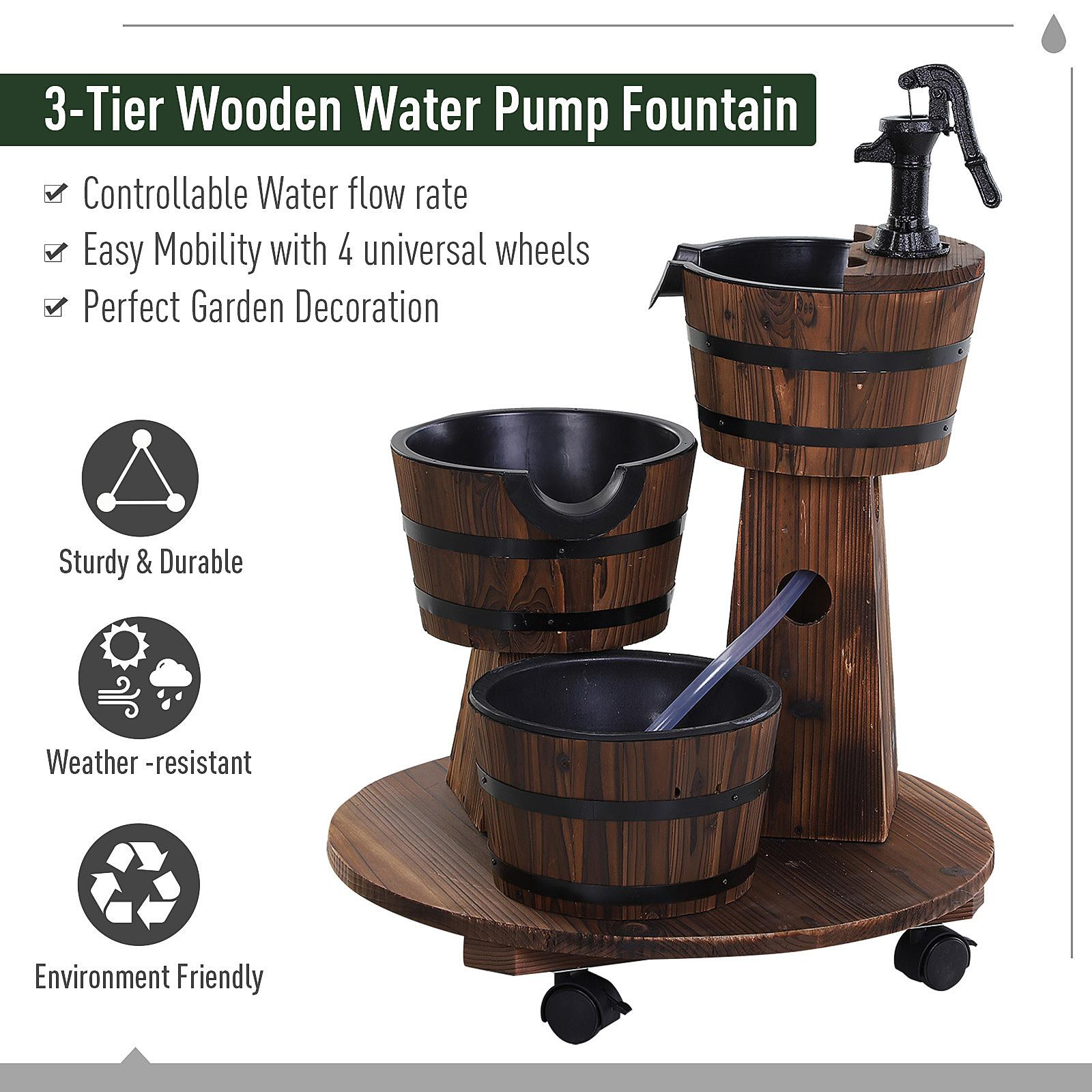 Ein hölzerner Wasserpumpenbrunnen mit drei Ebenen und einem Griff. Er hat Räder. Außerdem gibt es einen schwarzen Griff.
