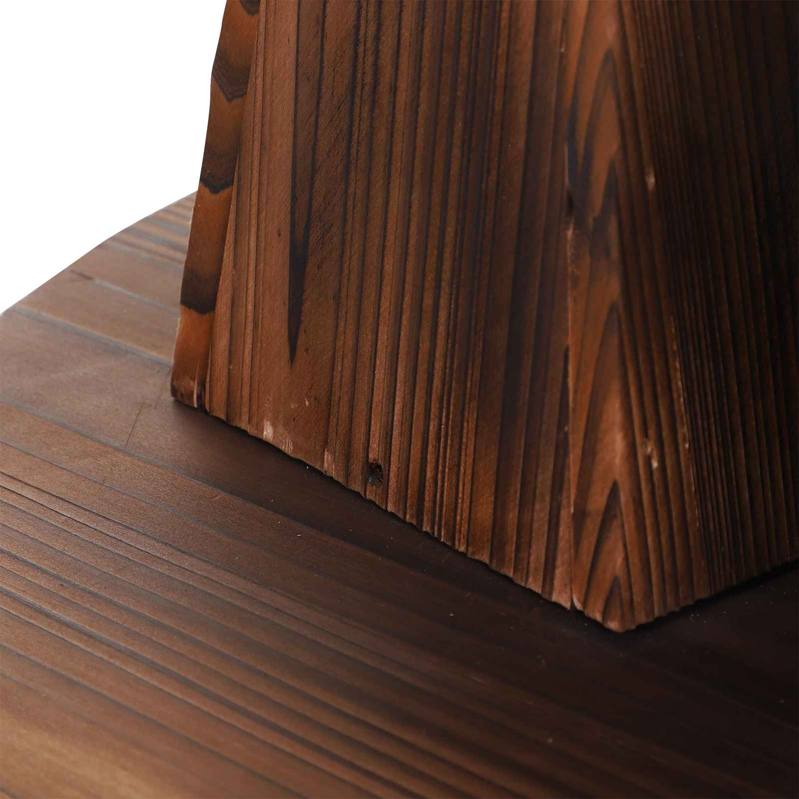 Nahaufnahme einer Holzstützstruktur. Die Holzmaserung ist sichtbar, und die Farbe ist ein dunkles Braun.