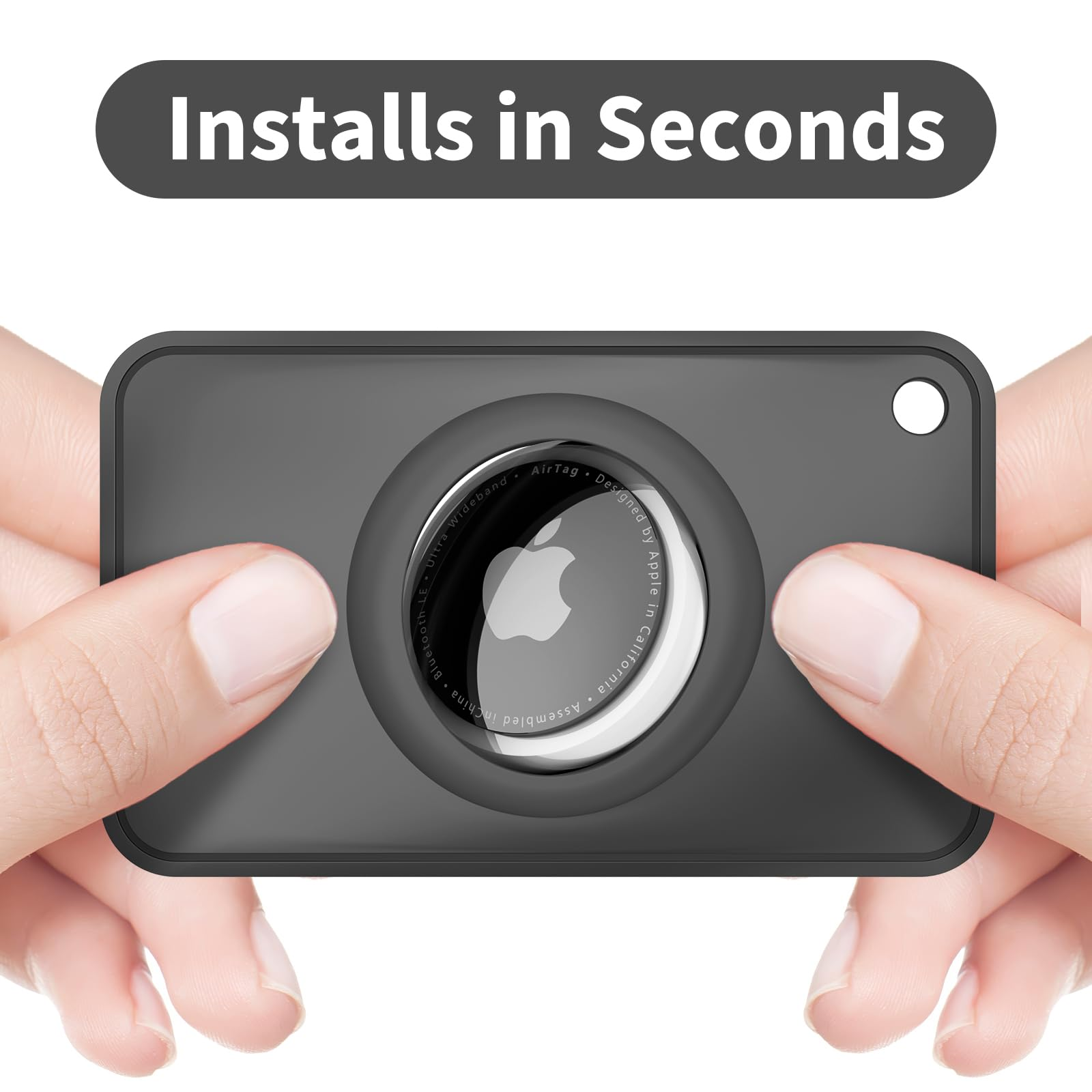 Hände halten eine schwarze quadratische Hülle mit einem Apple AirTag darin. Text sagt 'Installs in Seconds'.