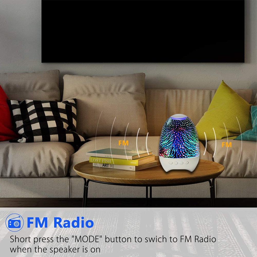 Ein Nachtlicht auf einem Tisch. Das Bild zeigt die UKW-Radiofunktion. Der Lautsprecher steht auf einem Tisch.