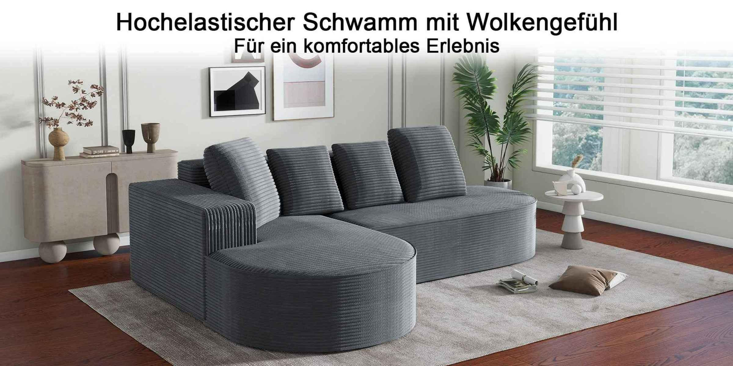 Graues Ecksofa in einem Raum mit Dekoration und Teppich. Verfügt über eine geschwungene Form, mit Kissen und einem komfortablen Aussehen.