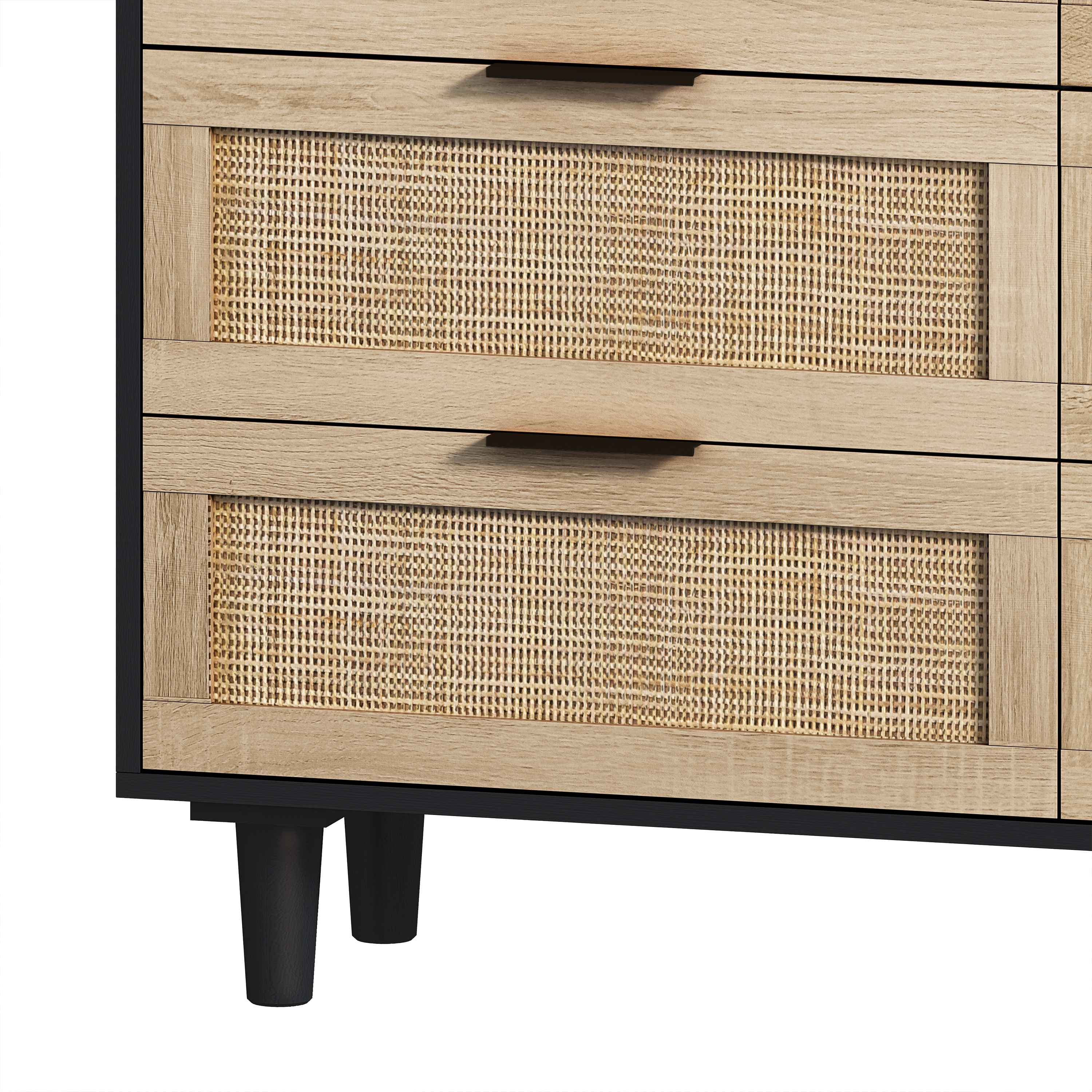 Nahaufnahme einer Holzkommode mit gewebten Schubladenfronten, schwarzem Rahmen und schwarzen Beinen.