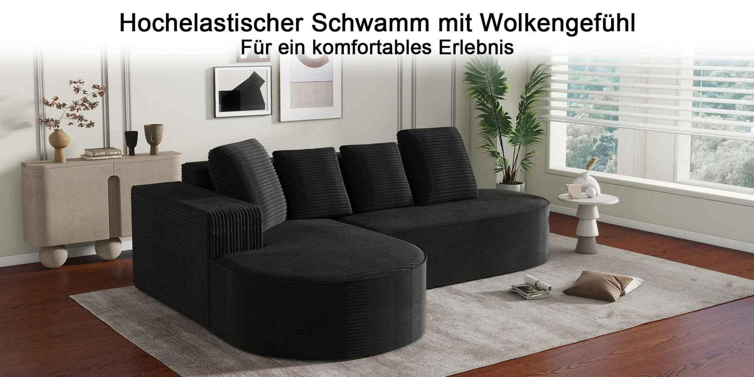 Schwarzes Ecksofa mit Kissen auf einem Teppich in einem Raum mit Fenster und Dekoration.