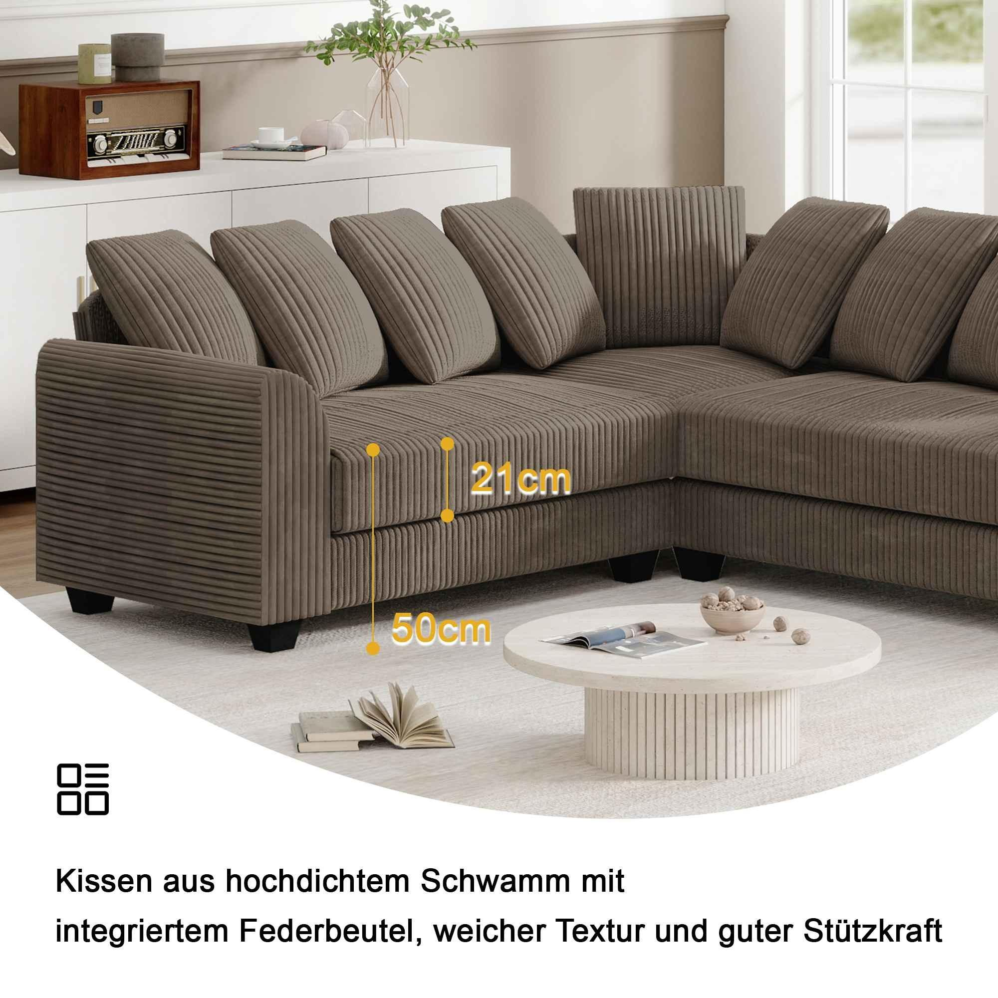 Ein Ecksofa mit Kissen und einem Couchtisch. Das Sofa ist braun und der Raum hat einen hellen Teppich.