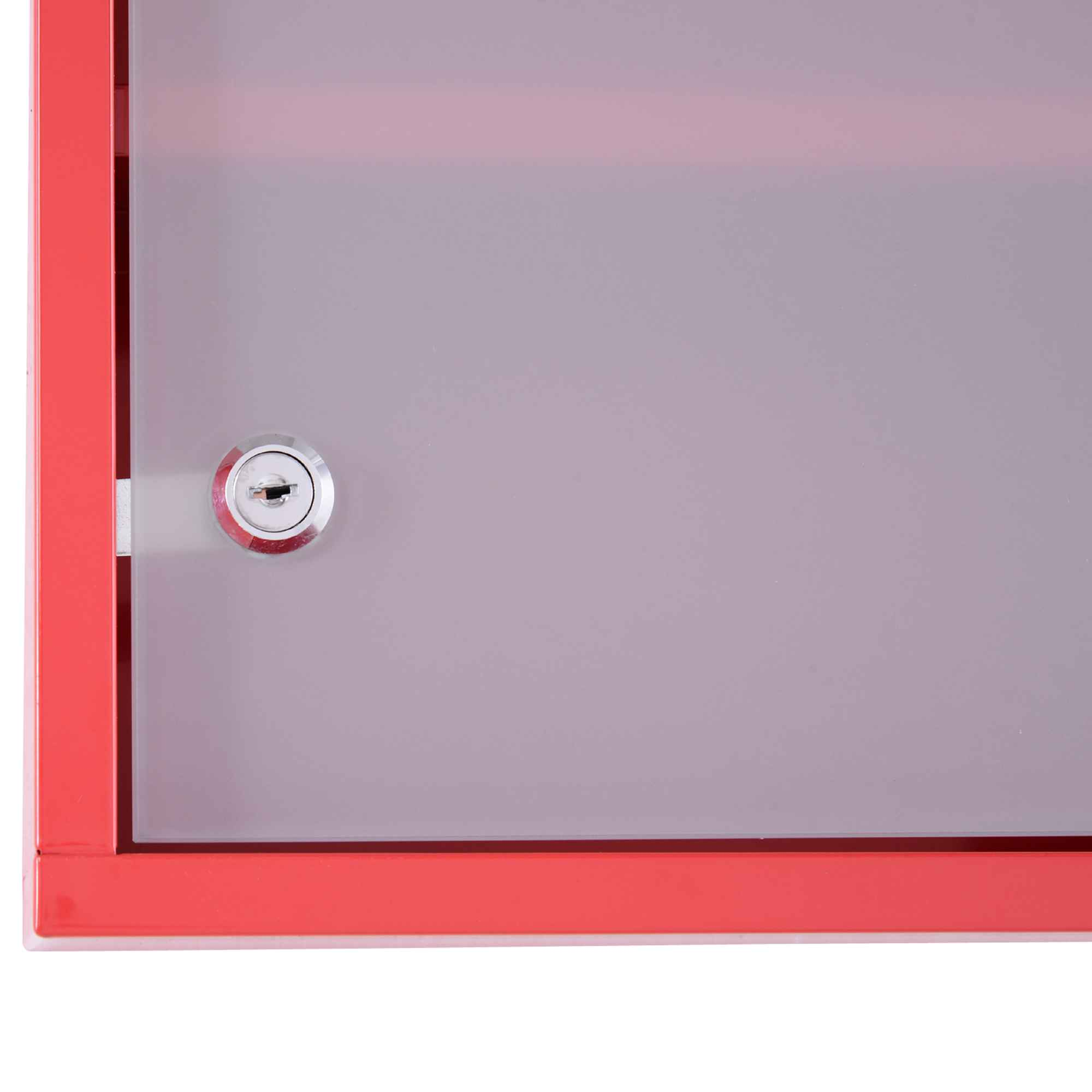 Ein roter Metallschrank mit Glastür und Schlüsselloch. Der Schrank ist geschlossen und zeigt ein Schloss.