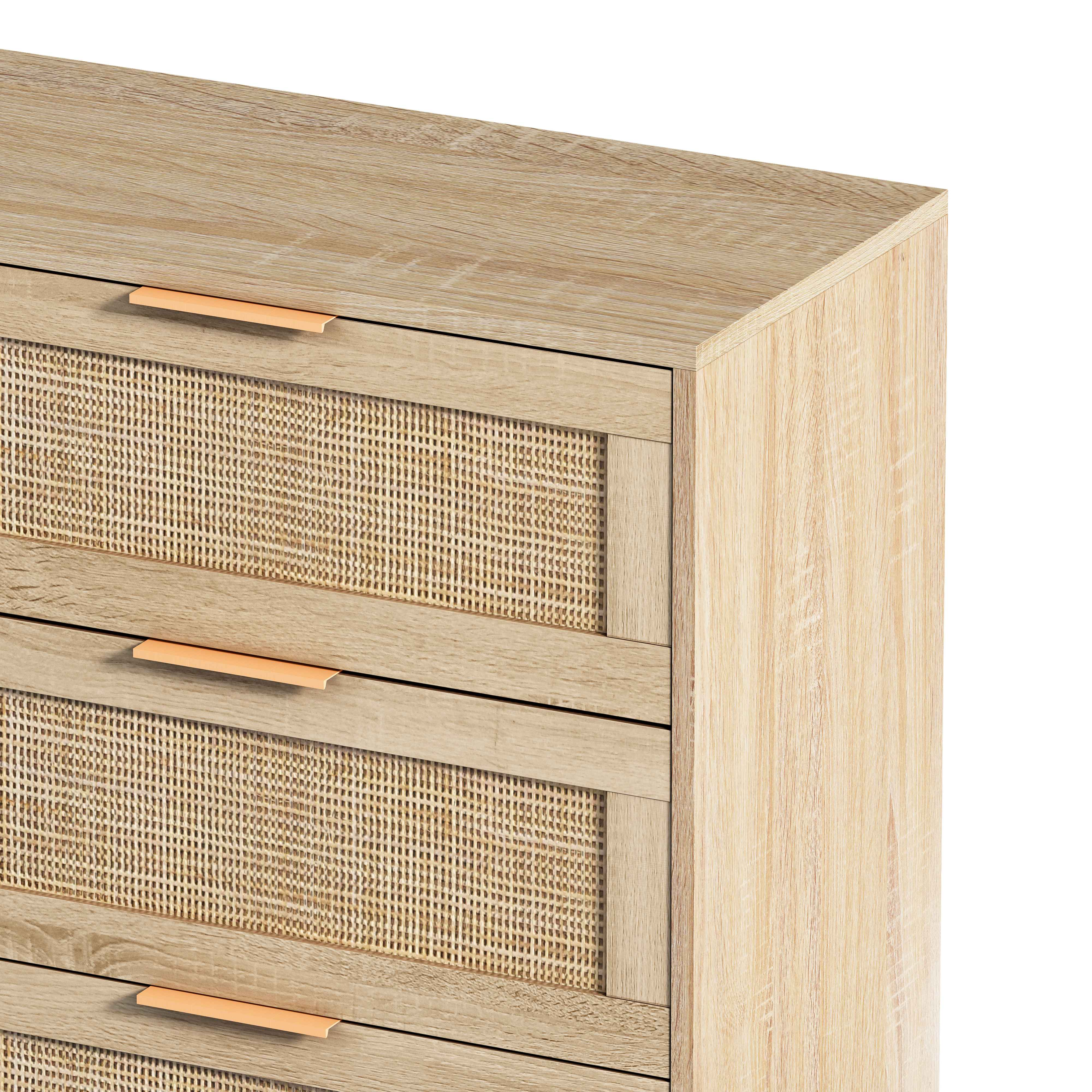 Nahaufnahme des Holzschranks mit gewebten Rattanplatten auf Schubladen und Kupfergriffen.