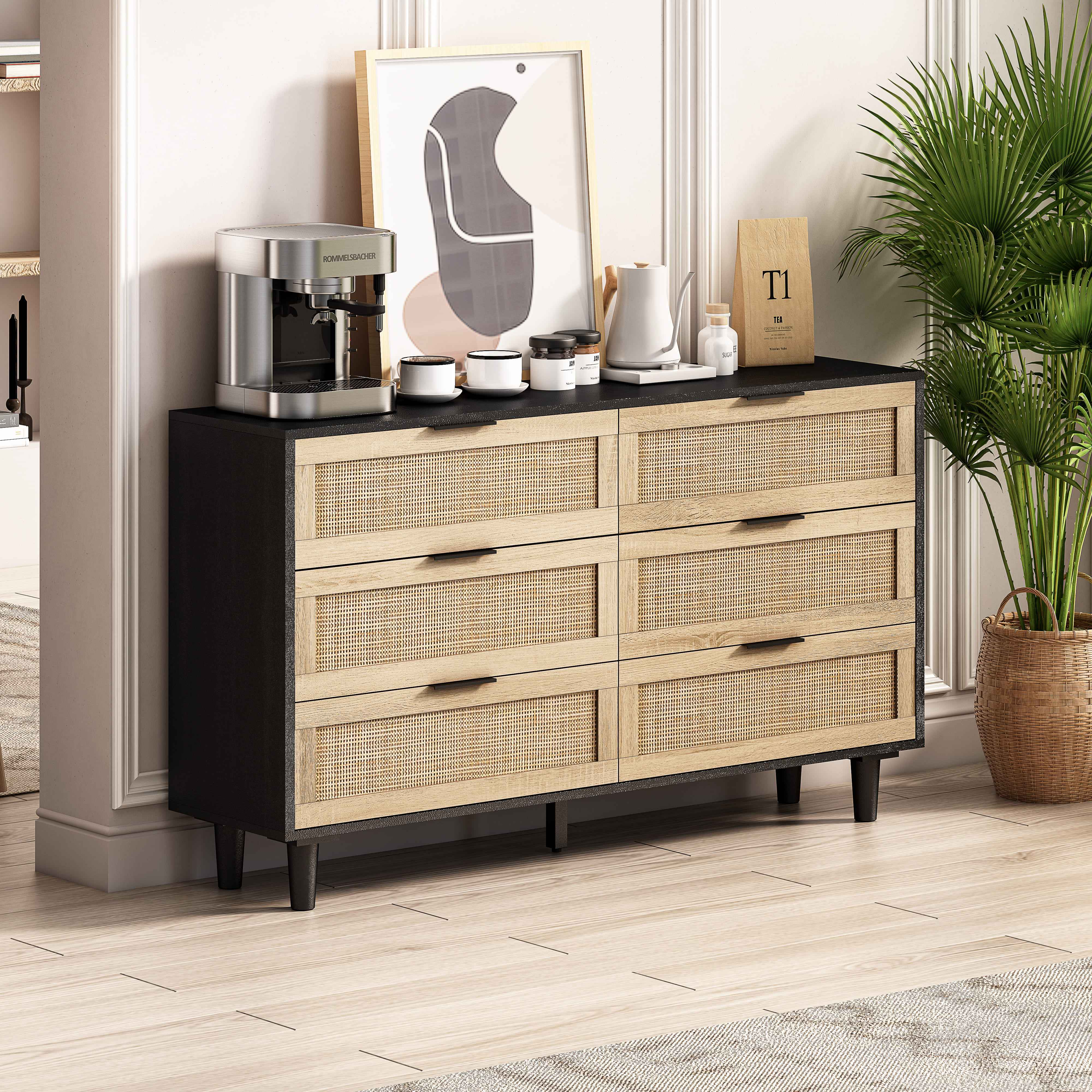 Ein Schrank mit sechs Schubladen, aus Holz und Rattan. Eine Kaffeemaschine und andere Gegenstände stehen oben.