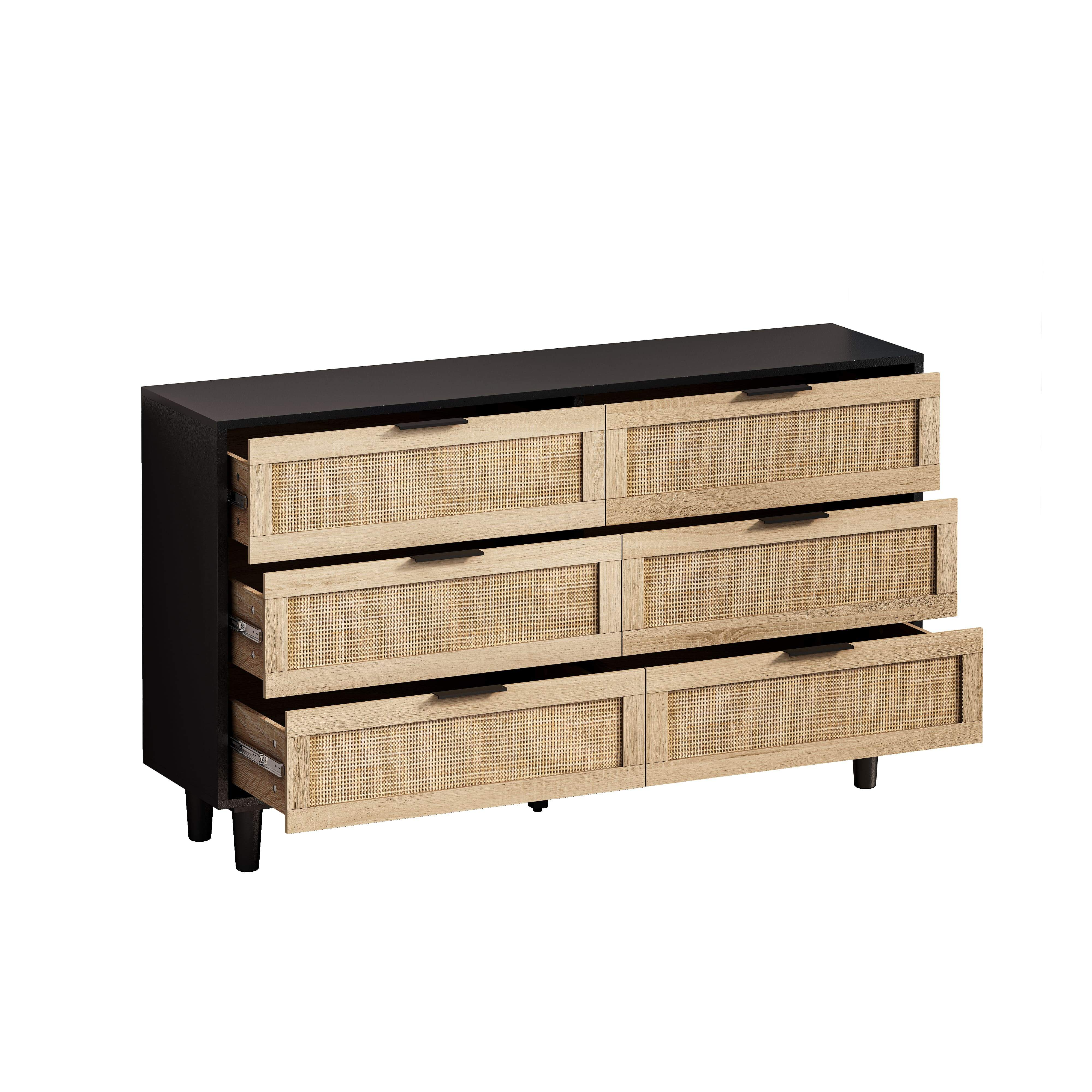 Ein Schrank mit sechs Schubladen, von denen einige geöffnet sind. Schubladen haben ein gewebtes Rattan-Design.