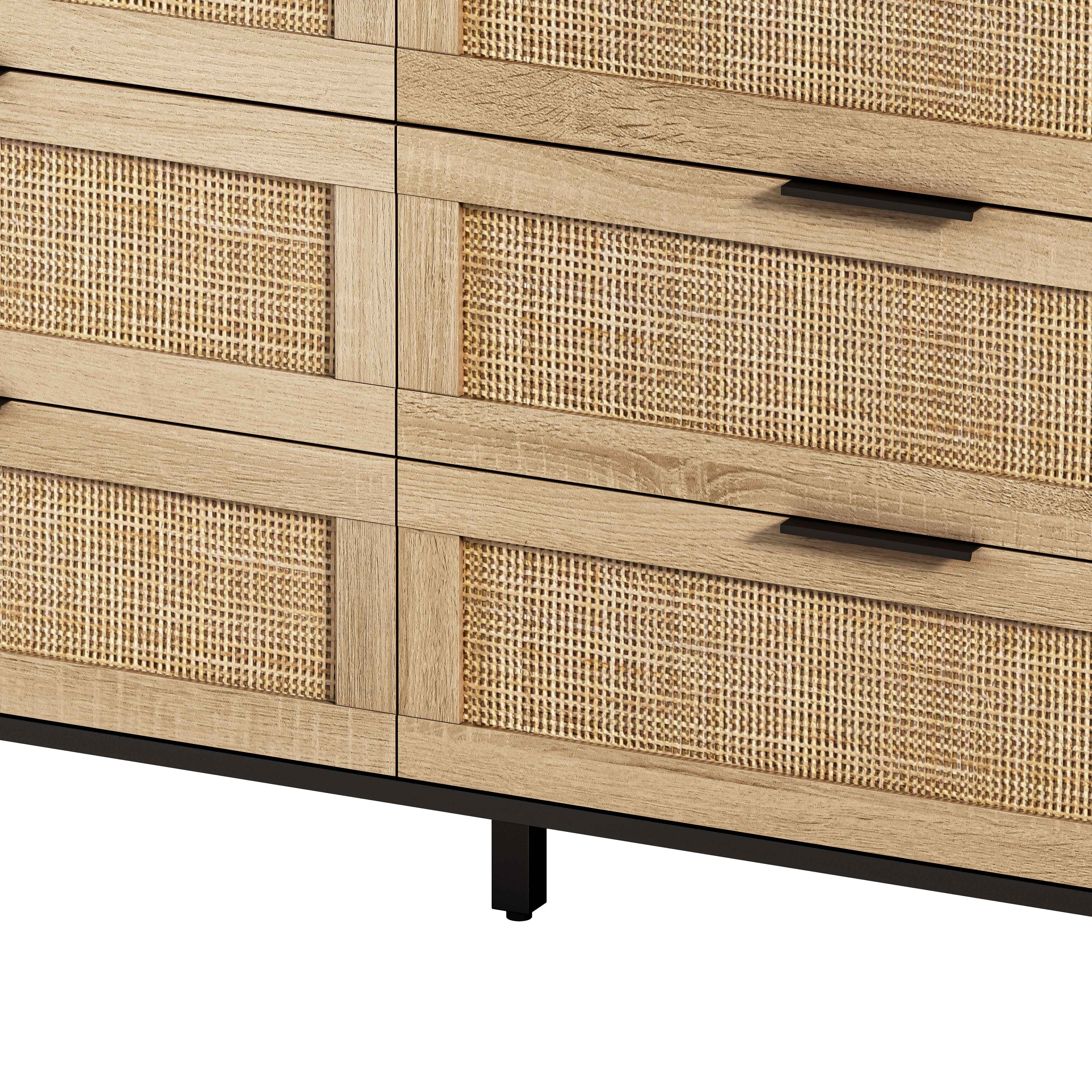 Nahaufnahme eines Schranks mit sechs Schubladen aus Holz und Rattan. Schwarze Griffe und Beine.