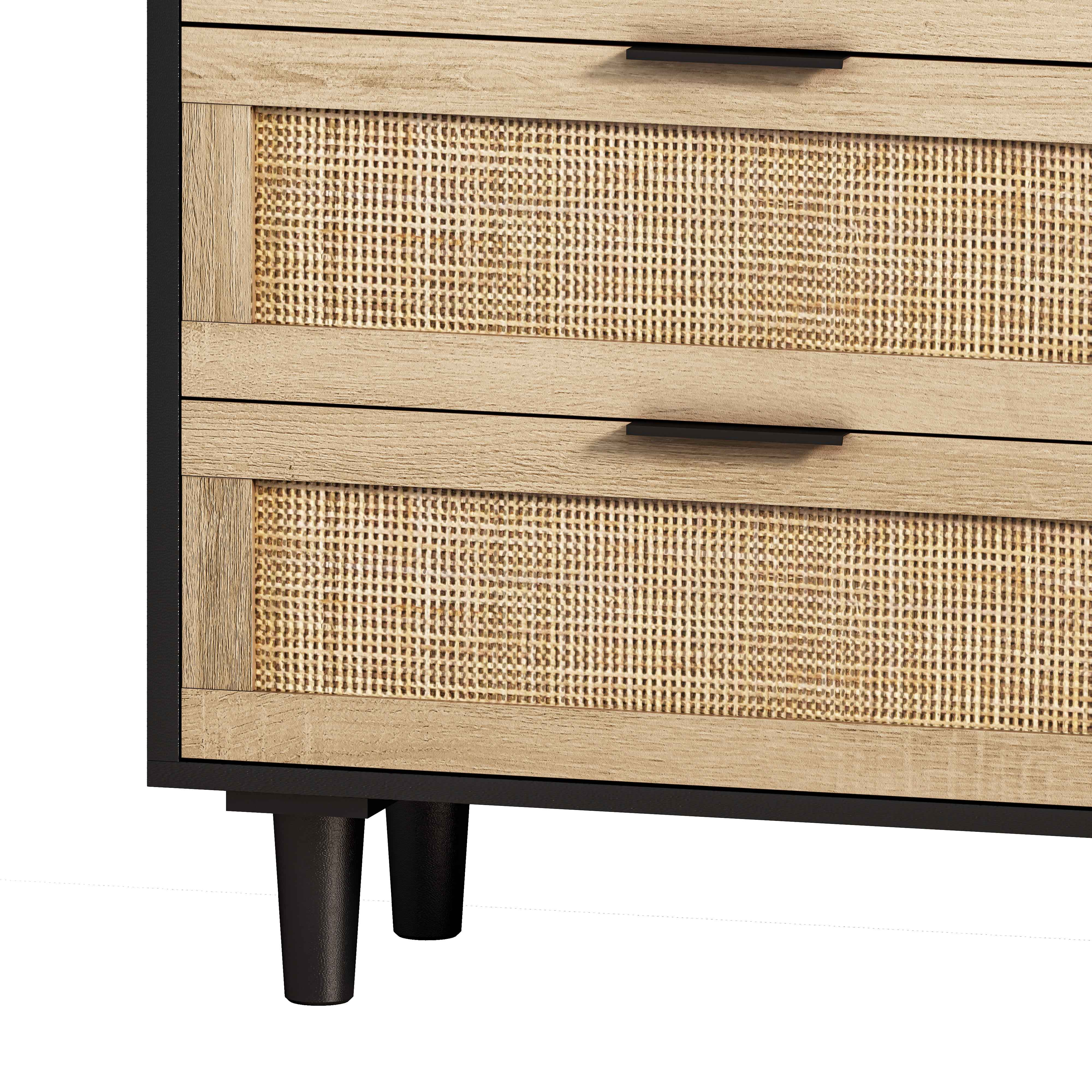 Nahaufnahme eines Schranks mit gewebten Rattan-Schubladen und schwarzen Griffen.