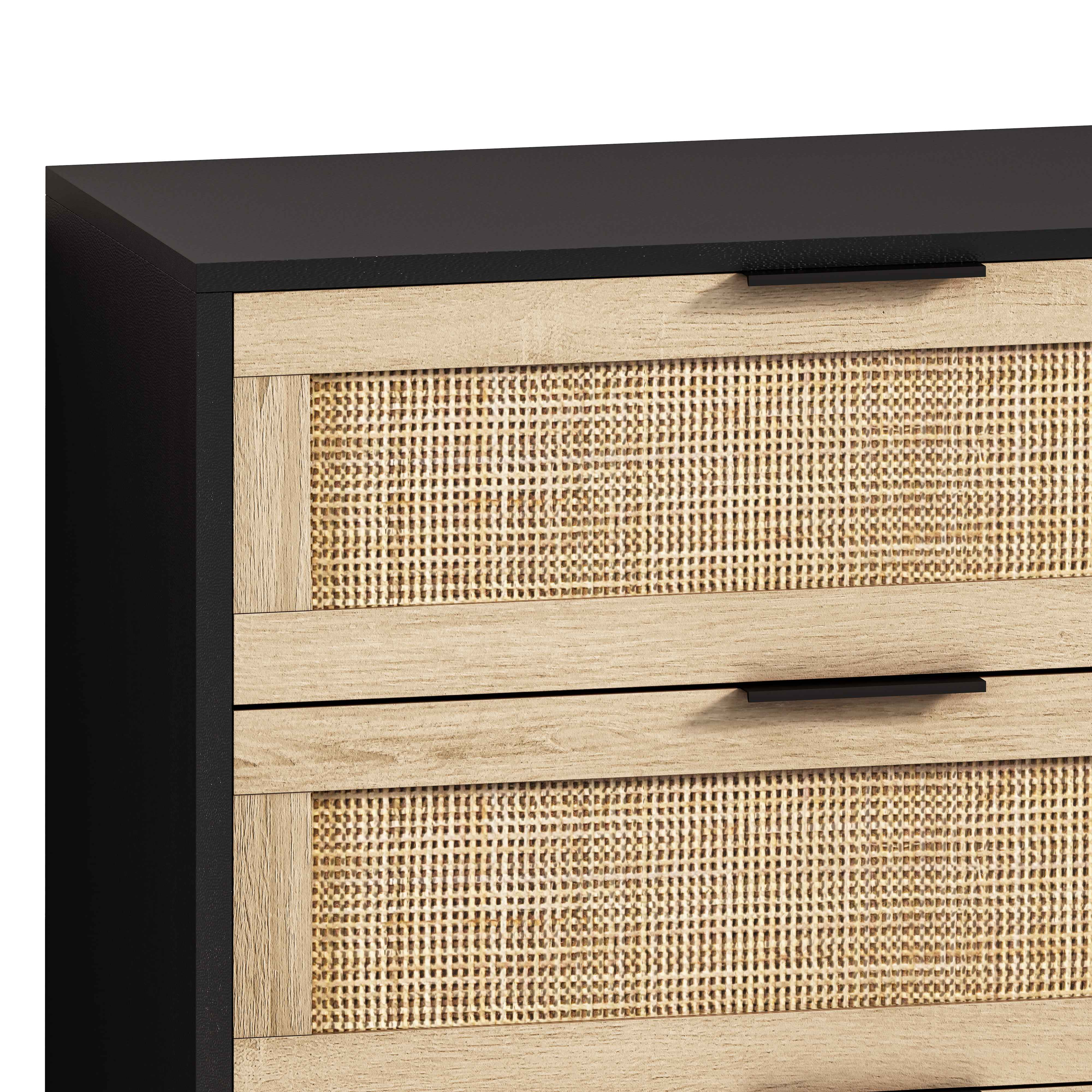 Nahaufnahme eines Schranks mit drei Schubladen. Schubladen haben ein gewebtes Rattan-Design.