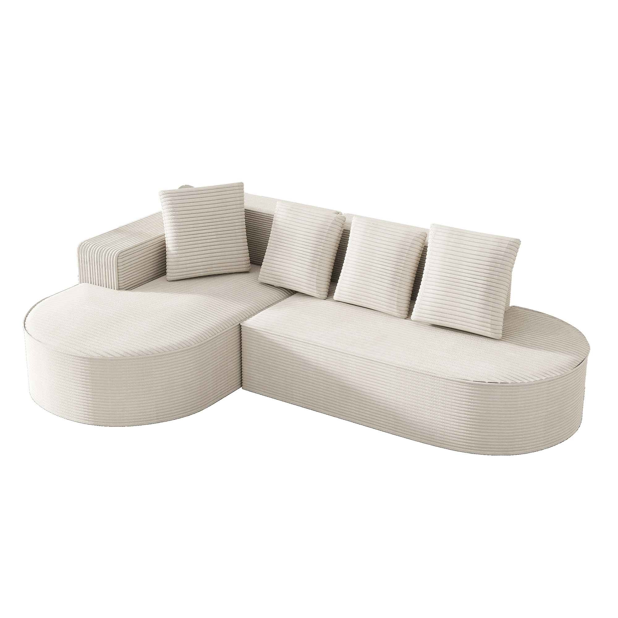 Ein geschwungenes cremefarbenes Sofa mit vier Kissen. Weißer Hintergrund.