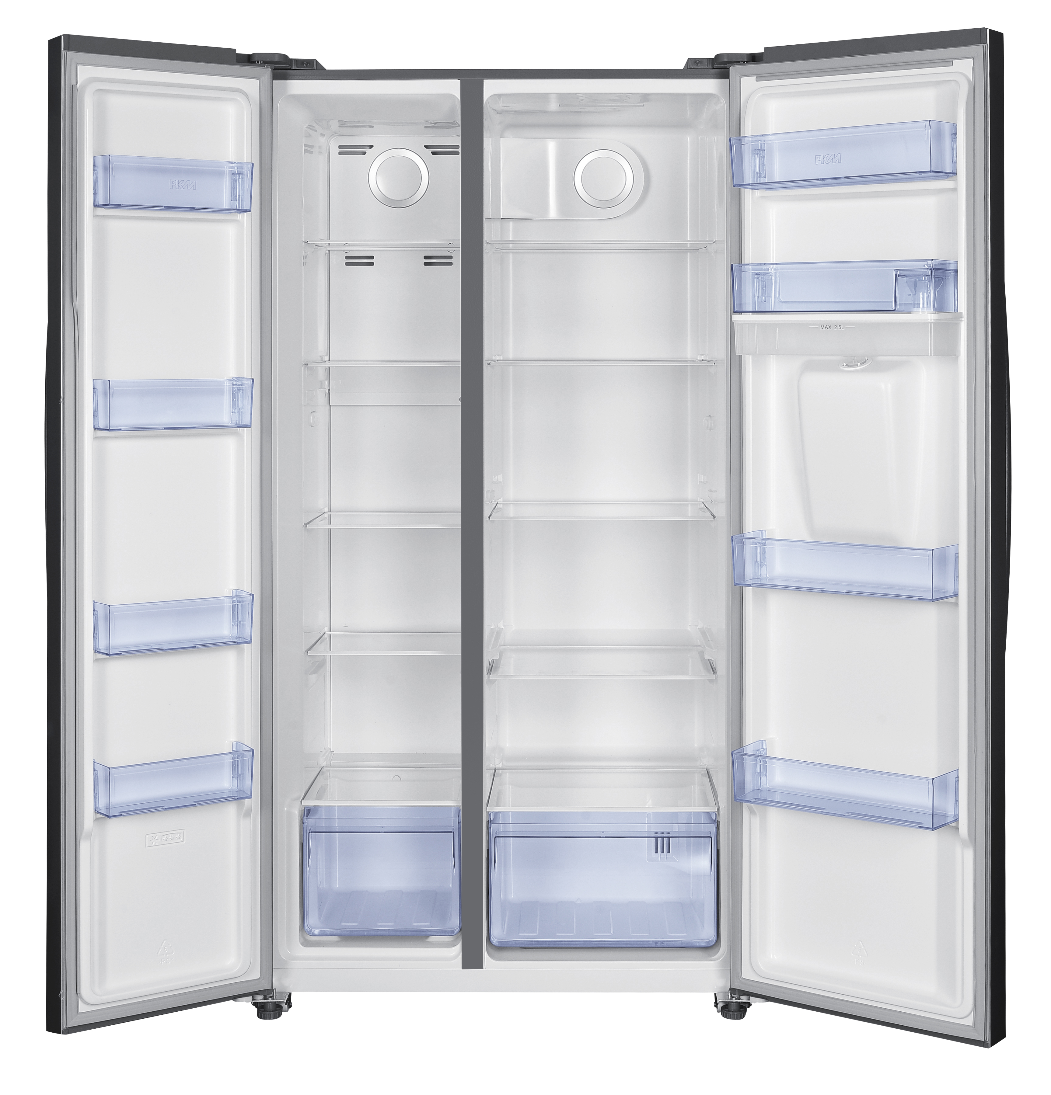 Ein leerer, offener Edelstahlkühlschrank mit Regalen und Fächern, bereit zum Befüllen mit Lebensmitteln.