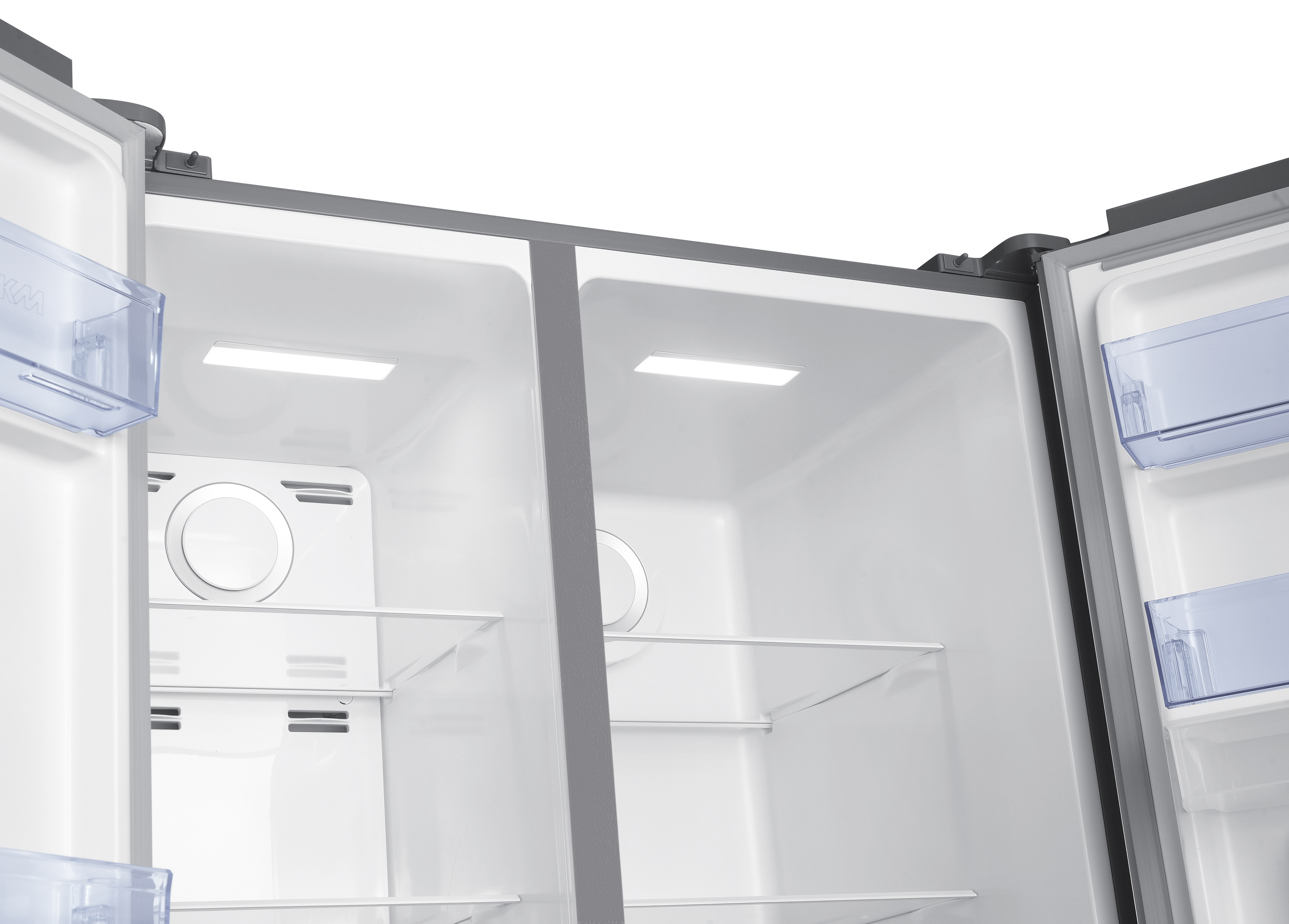 Ein offener weißer Kühlschrank mit freiem Blick ins Innere, Regale, Lichter und Staufächer zeigend.