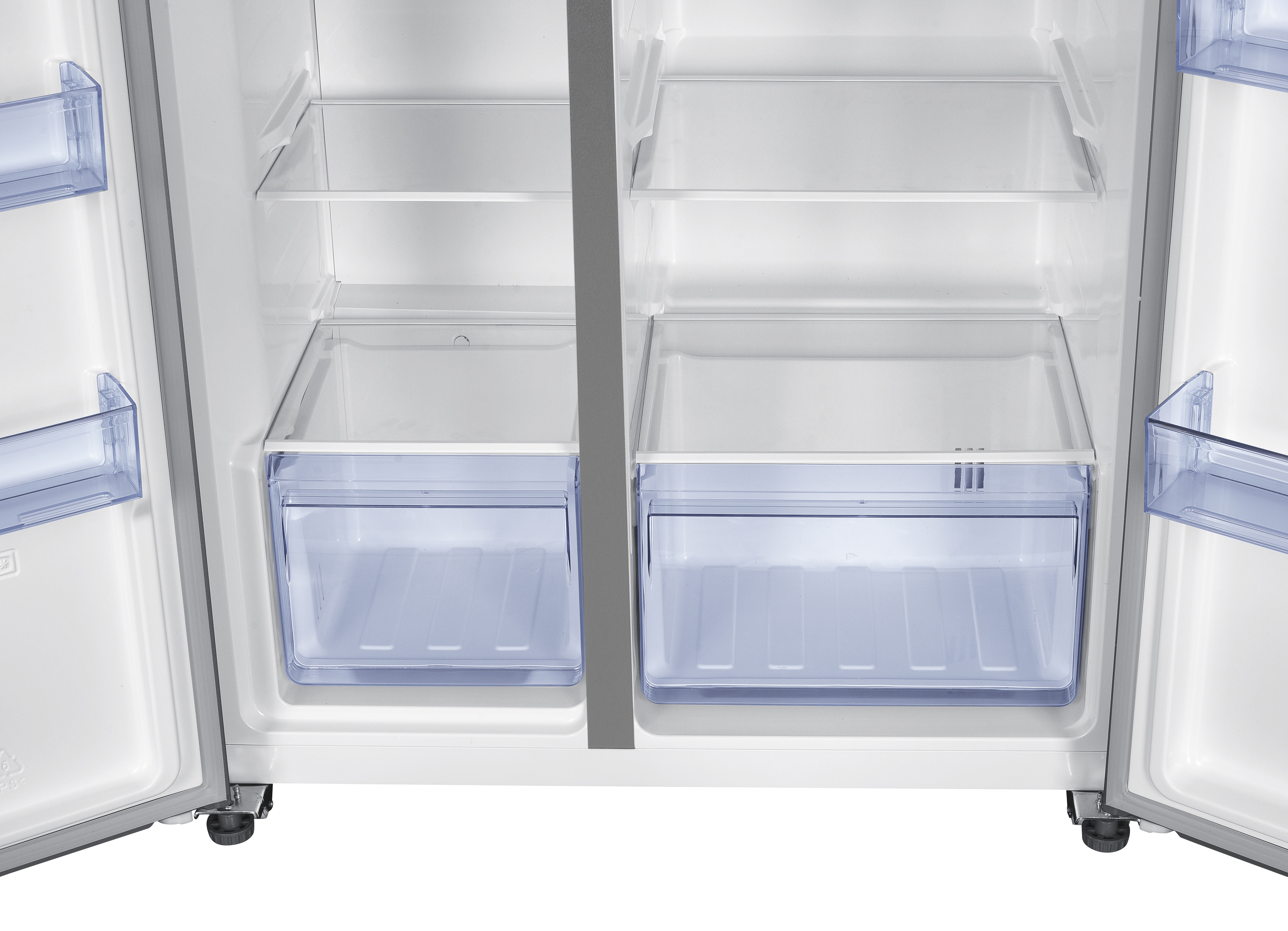 Das Innere eines Kühlschranks. Die Regale und Schubladen sind sichtbar. Die Schubladen sind transparent blau.