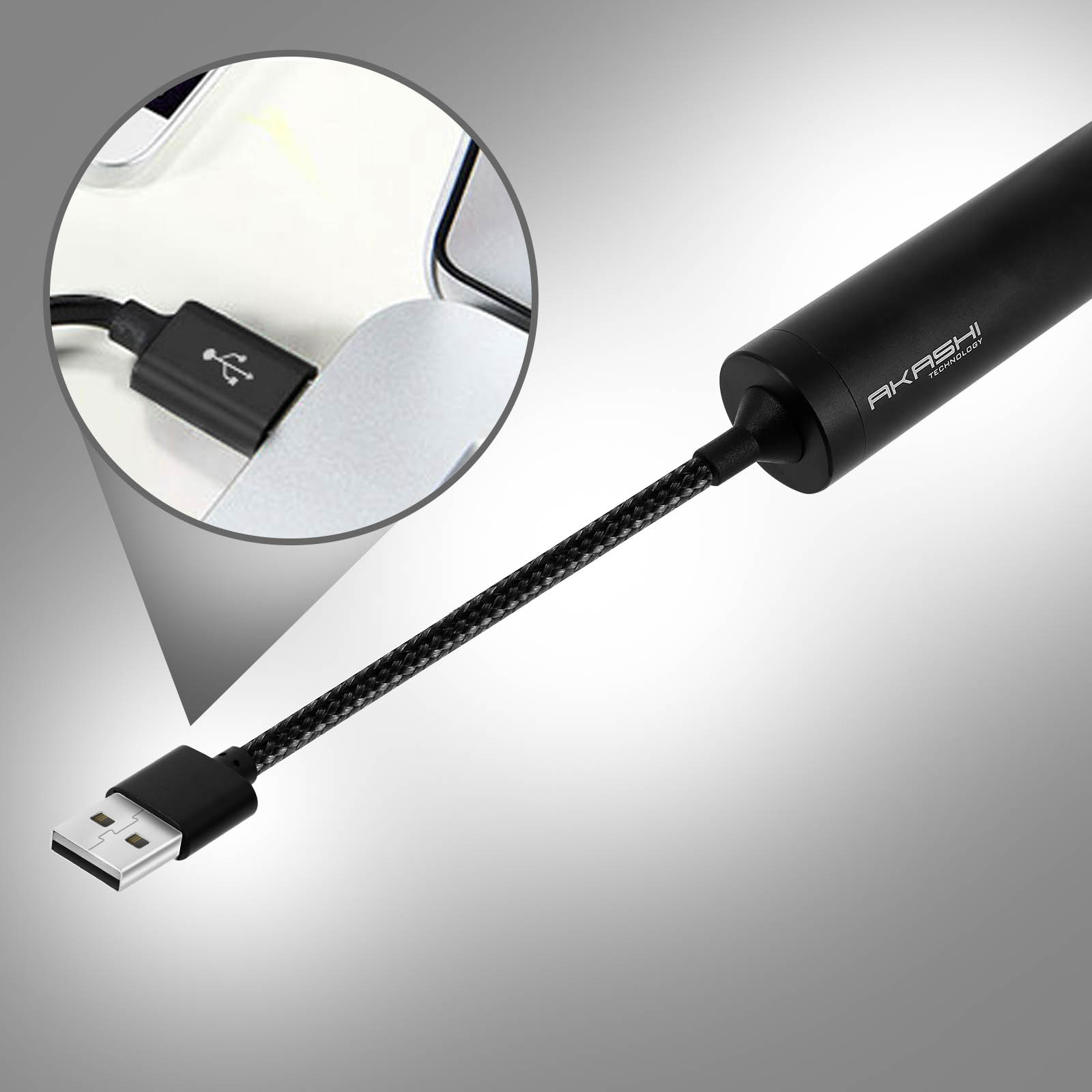 Primer plano de un cable USB conectado a un portátil. El cable es negro.