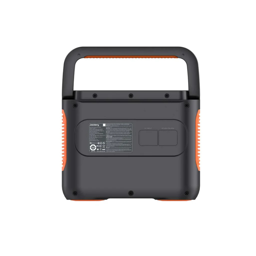 Rückansicht einer schwarzen und orangefarbenen Jackery Powerstation. Sie hat einen Griff und Anschlüsse.