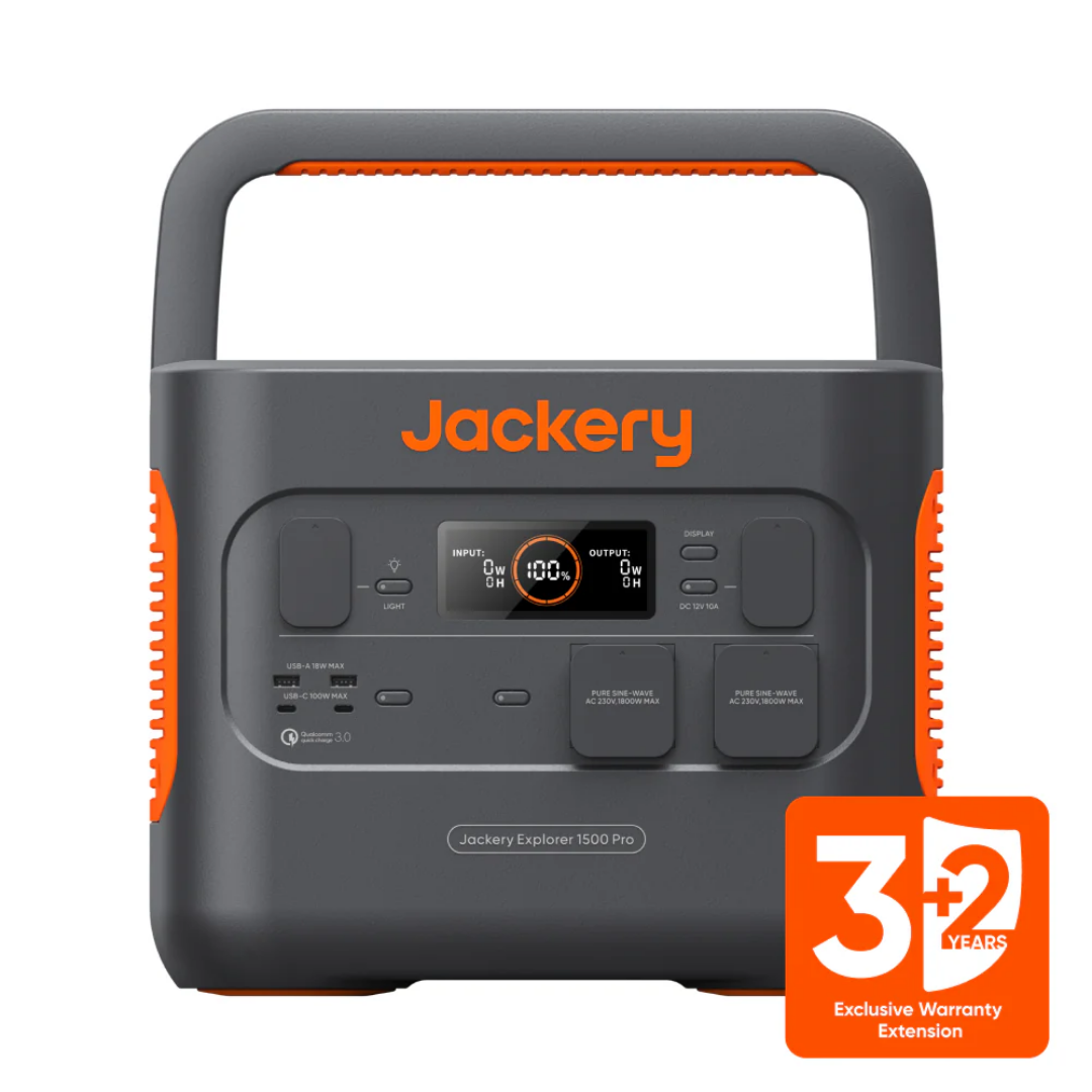 Eine schwarz-graue Jackery Explorer Powerstation mit orangefarbenem Griff. Weißer Hintergrund.