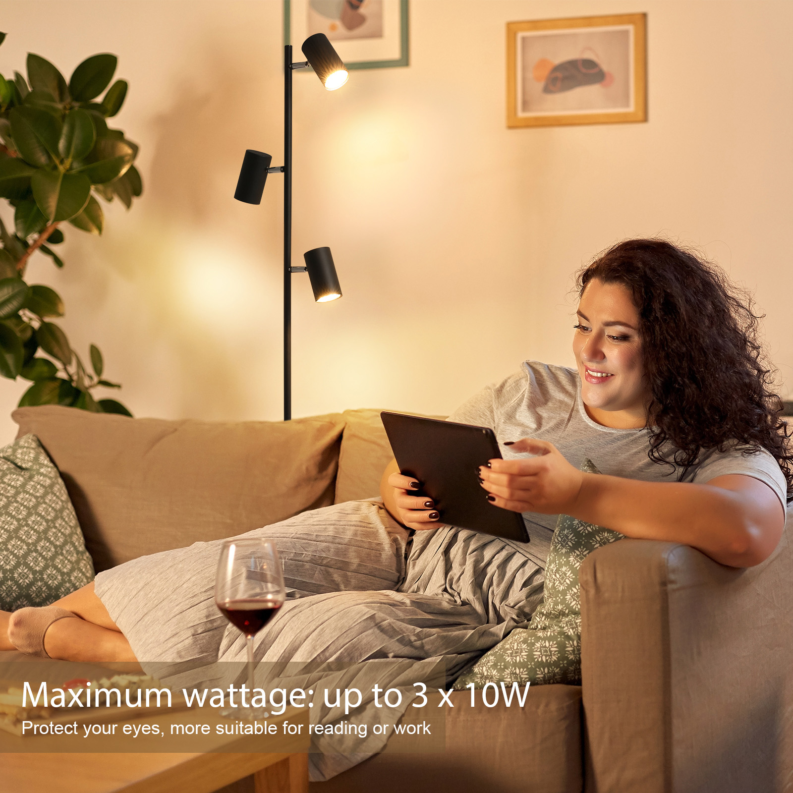 Eine Frau auf einem Sofa benutzt ein Tablet, in der Nähe einer Stehlampe mit drei Strahlern, mit Text.