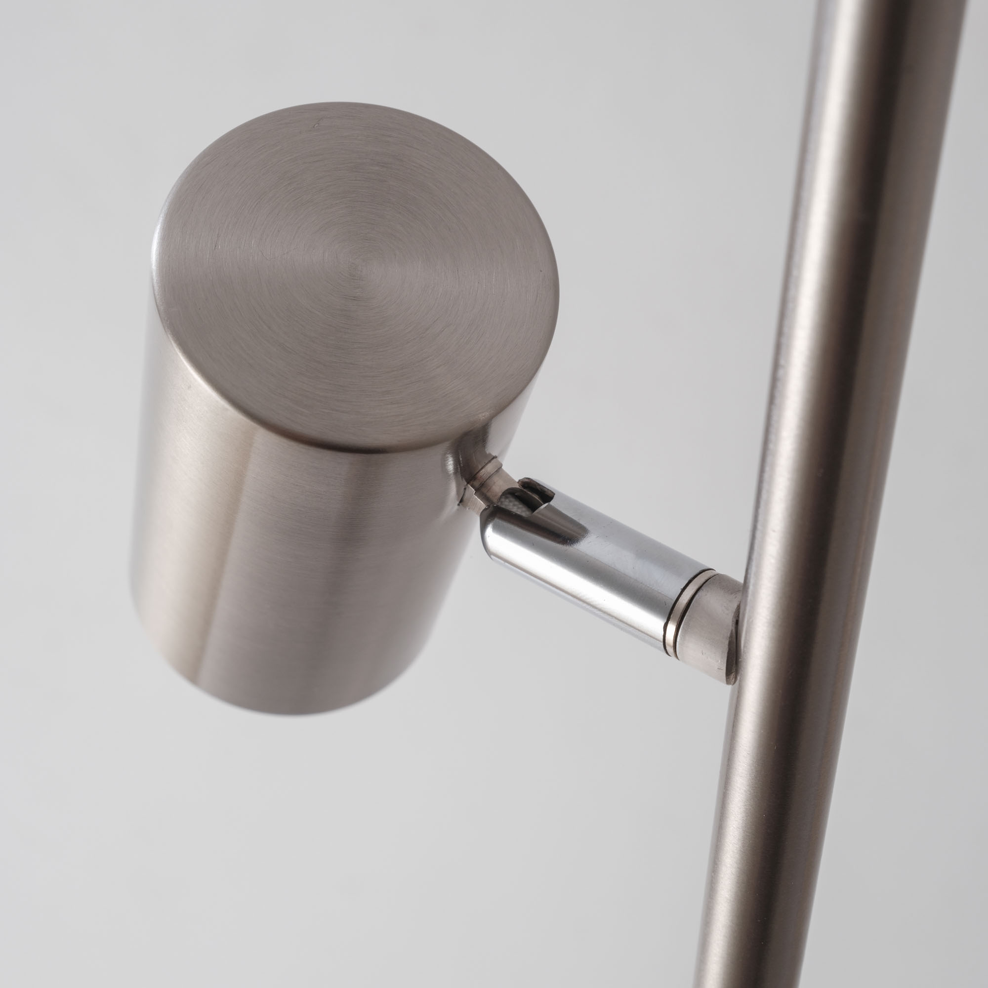Nahaufnahme einer silbernen Lampe. Der Hintergrund ist weiß.