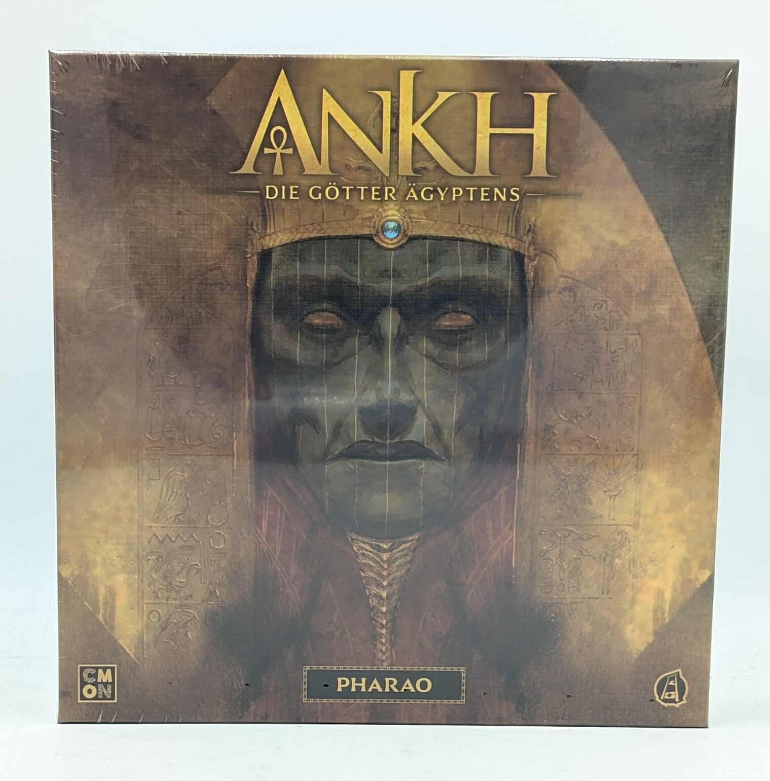 Die Ankh-Brettspielbox mit dem Gesicht eines Pharaos und Hieroglyphen. Die Box ist versiegelt und auf weißer Oberfläche.