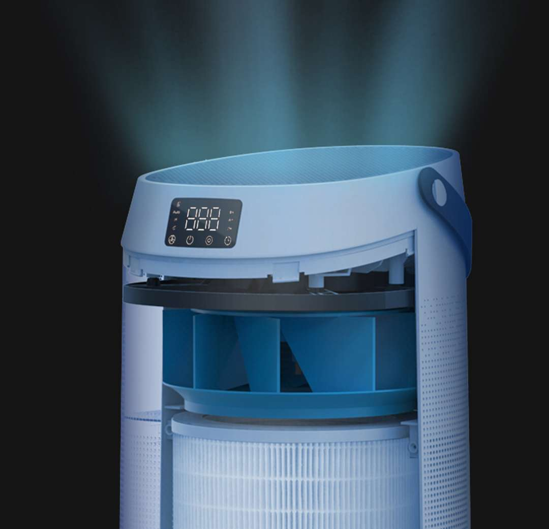 Ein Luftreiniger mit geöffneter Oberseite, der einen blauen Ventilator und Filter zeigt. Blaue Luft tritt aus.