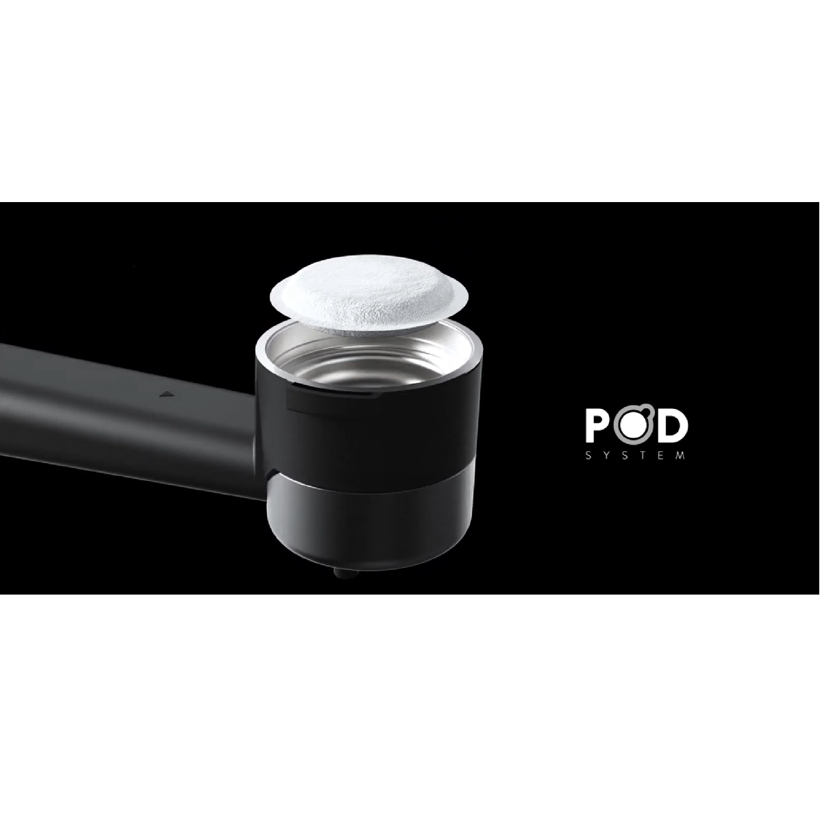 Zbliżenie systemu kapsułek. Biała kapsułka umieszczona na czarnym, cylindrycznym pojemniku.