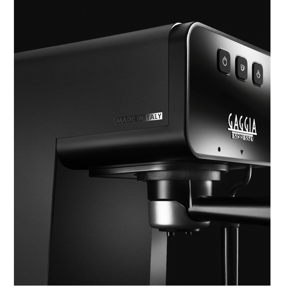 Zbliżenie czarnego ekspresu do kawy Gaggia. Ma przyciski, metalową część i napis "Made in Italy".