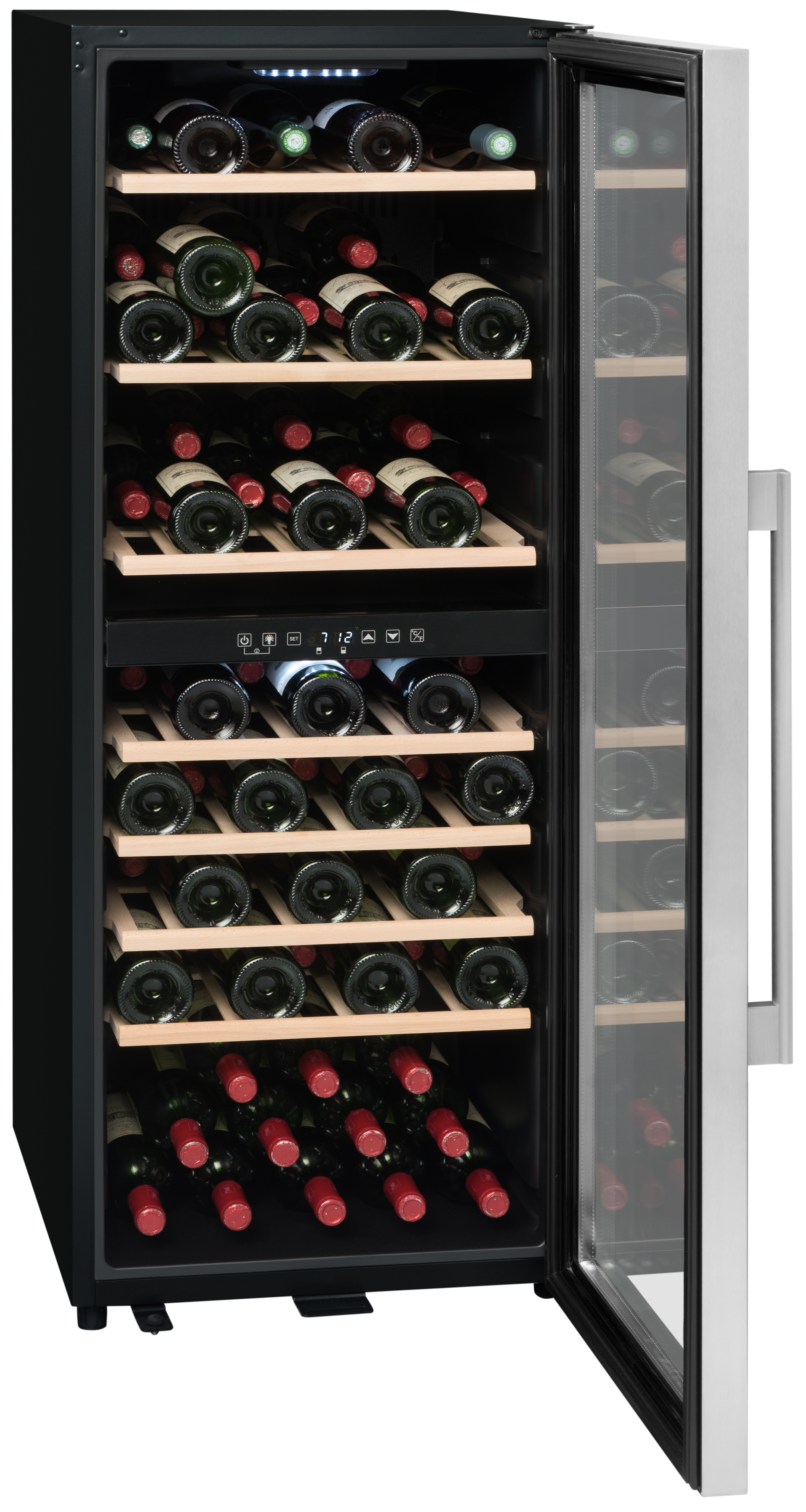 Enfriador de vino con puerta de vidrio, lleno de botellas en estantes de madera. Manija plateada.