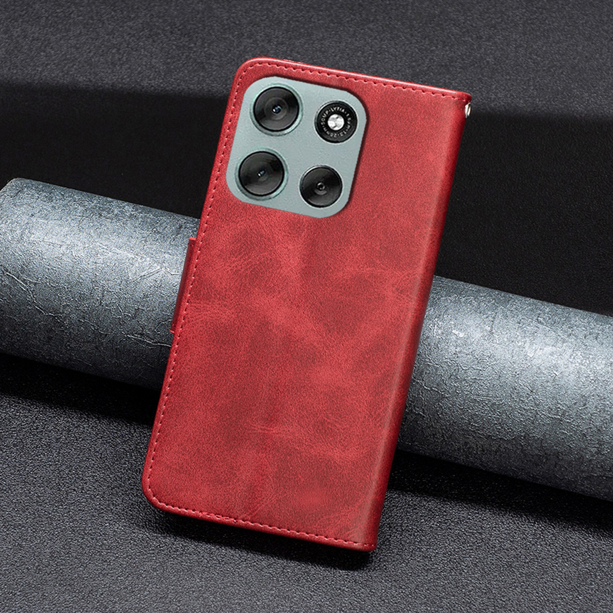 Étui de téléphone rouge avec un téléphone à l'intérieur. Le téléphone a plusieurs caméras et est fermé.