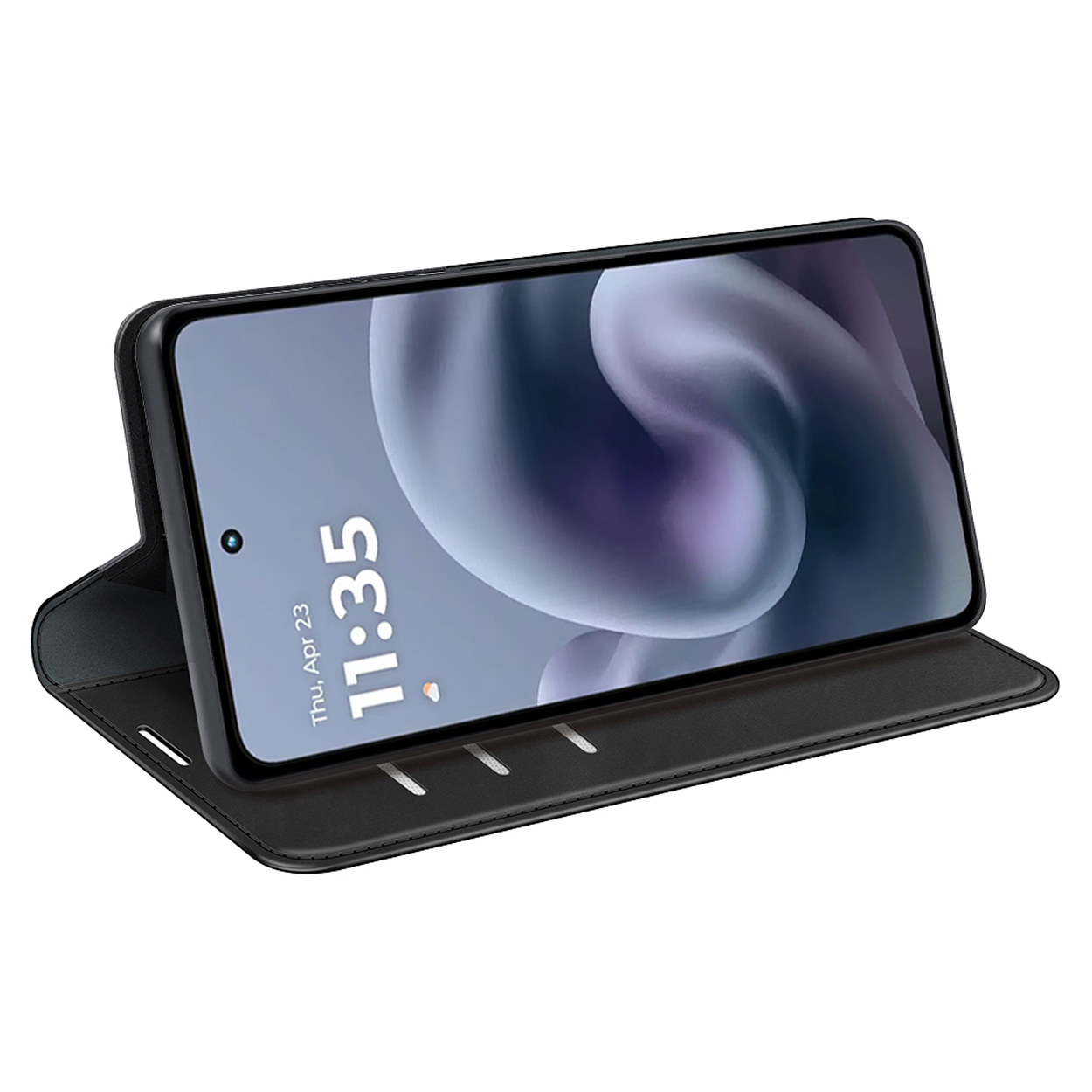 Een zwarte telefoon zit in een zwarte telefoonhoes, open en schuin. Het scherm geeft de tijd weer.