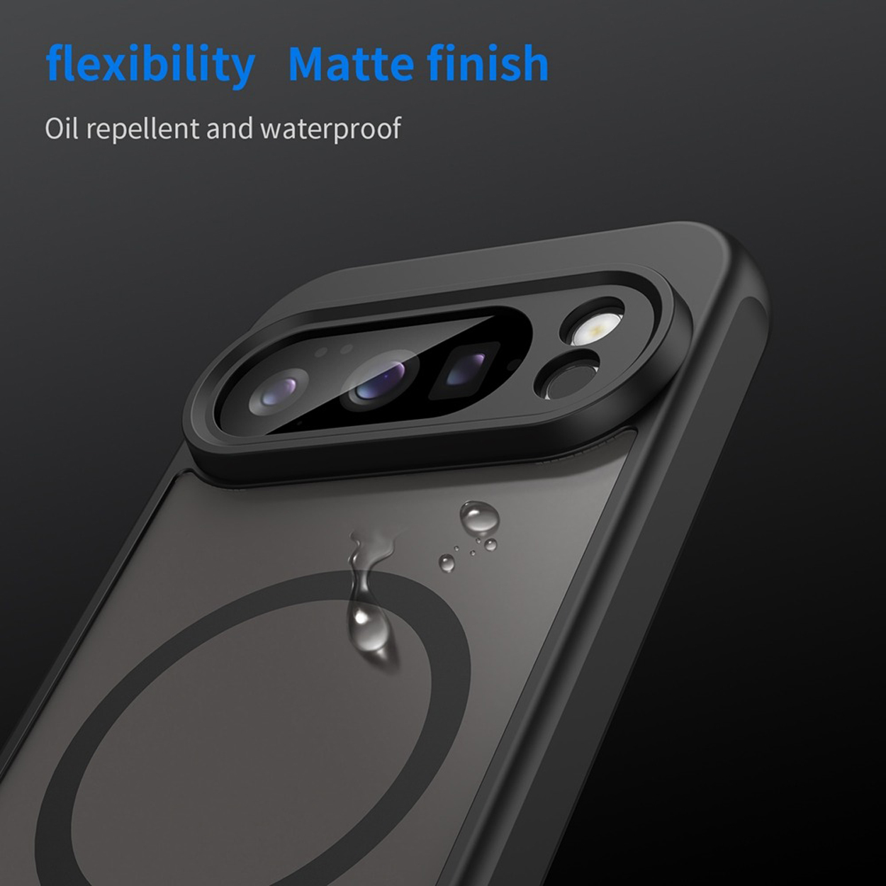 Een close-up van een zwarte telefoonhoes met een matte afwerking, met camerabescherming en een waterdruppeldetail.