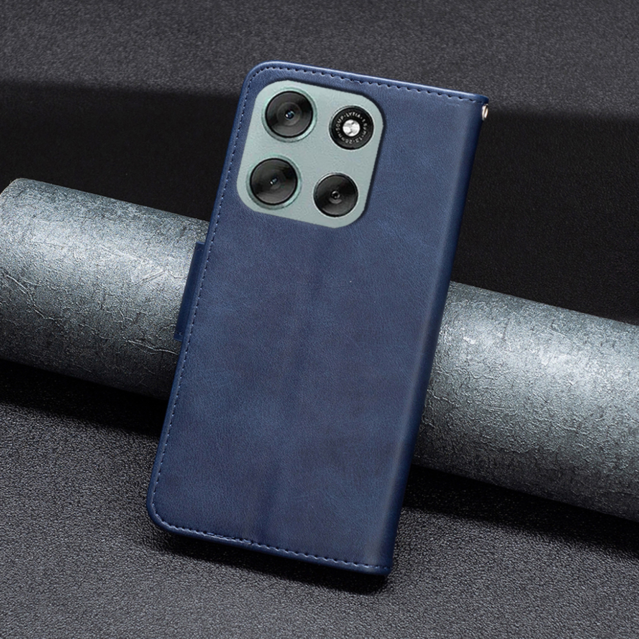 Étui de téléphone en cuir bleu, fermé. L'étui possède un téléphone avec plusieurs lentilles.