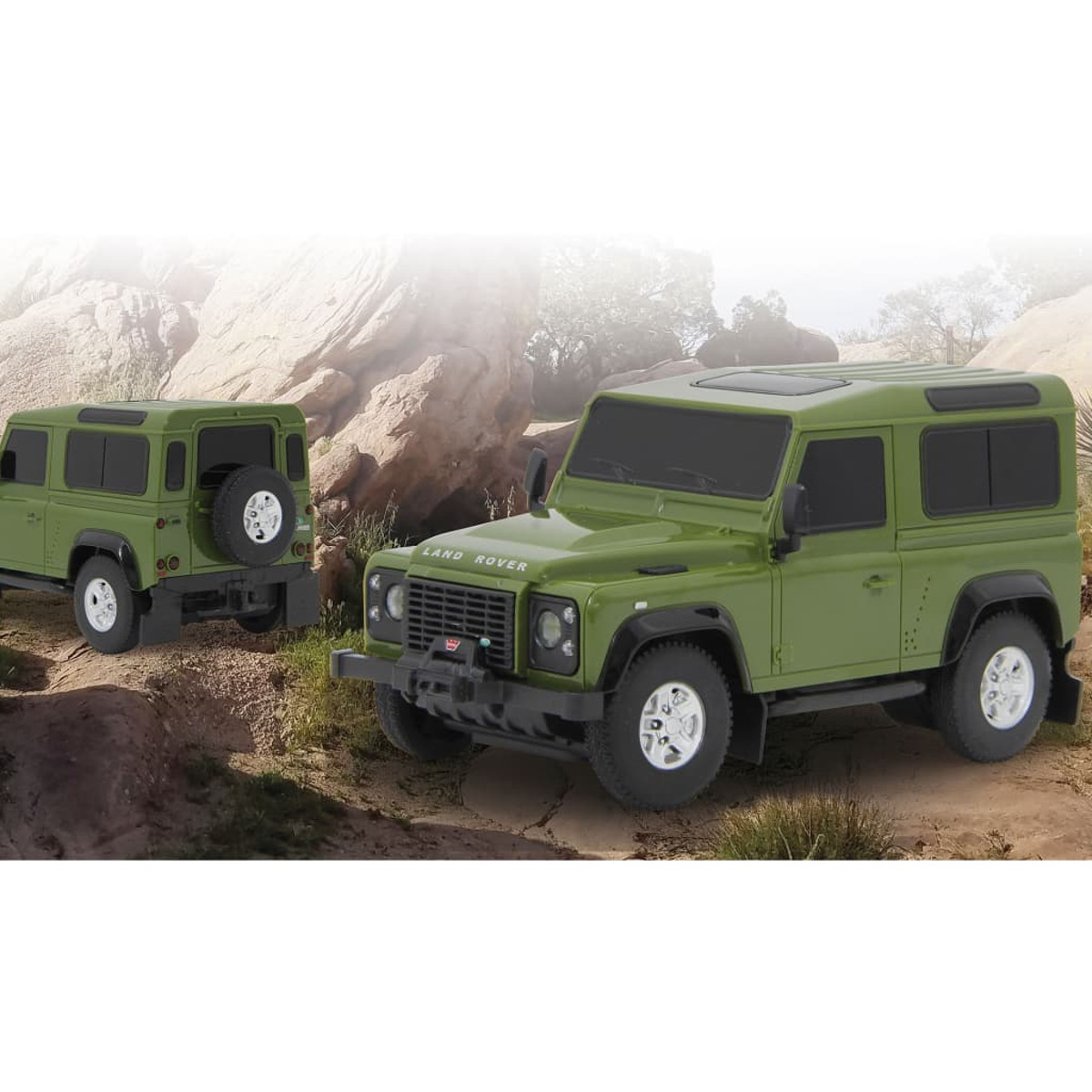 Dos coches de juguete verdes Land Rover Defender, uno ligeramente desvanecido en el fondo, en un entorno de terreno rocoso.