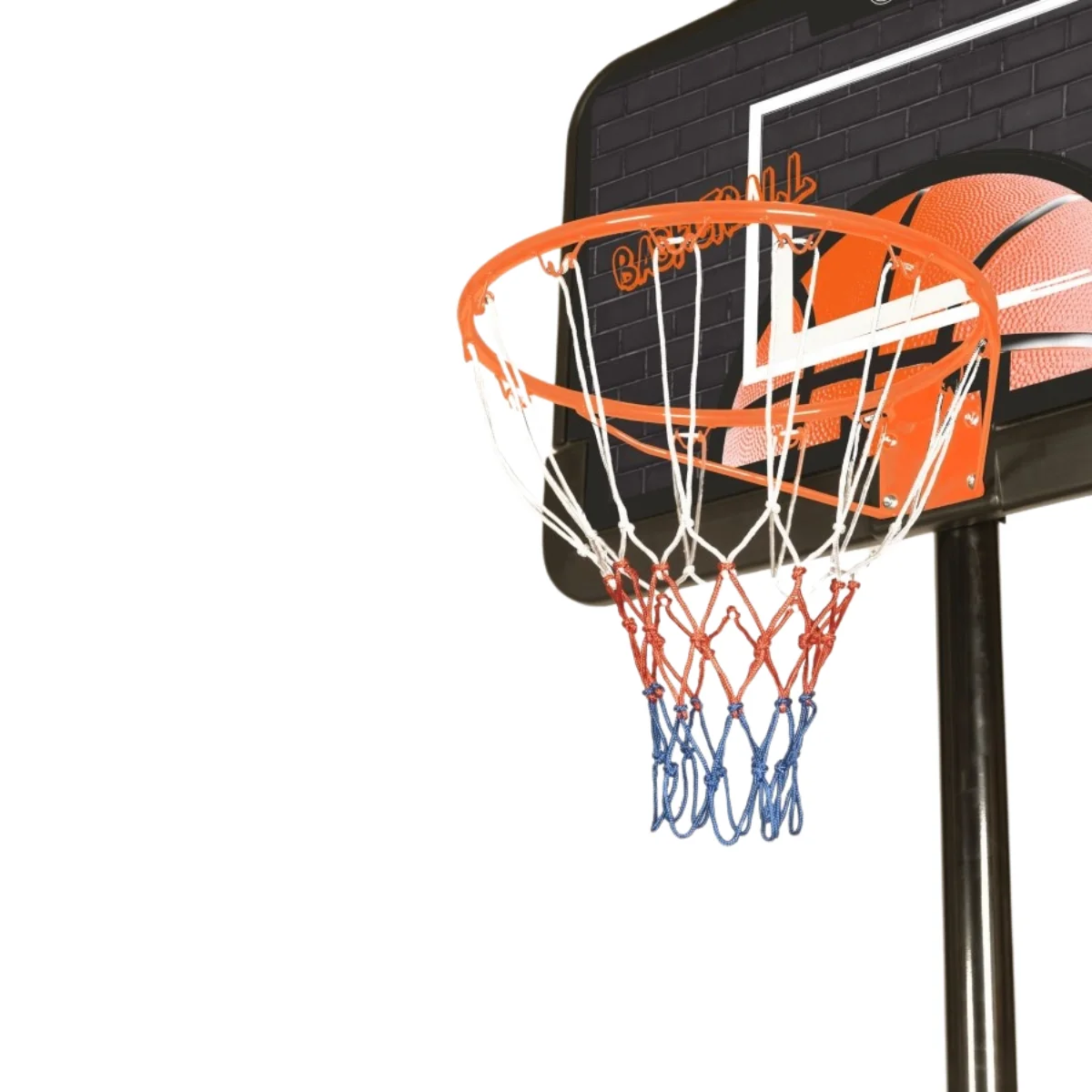 Panier de basket avec cercle et filet orange, monté sur un poteau noir, sur fond blanc.