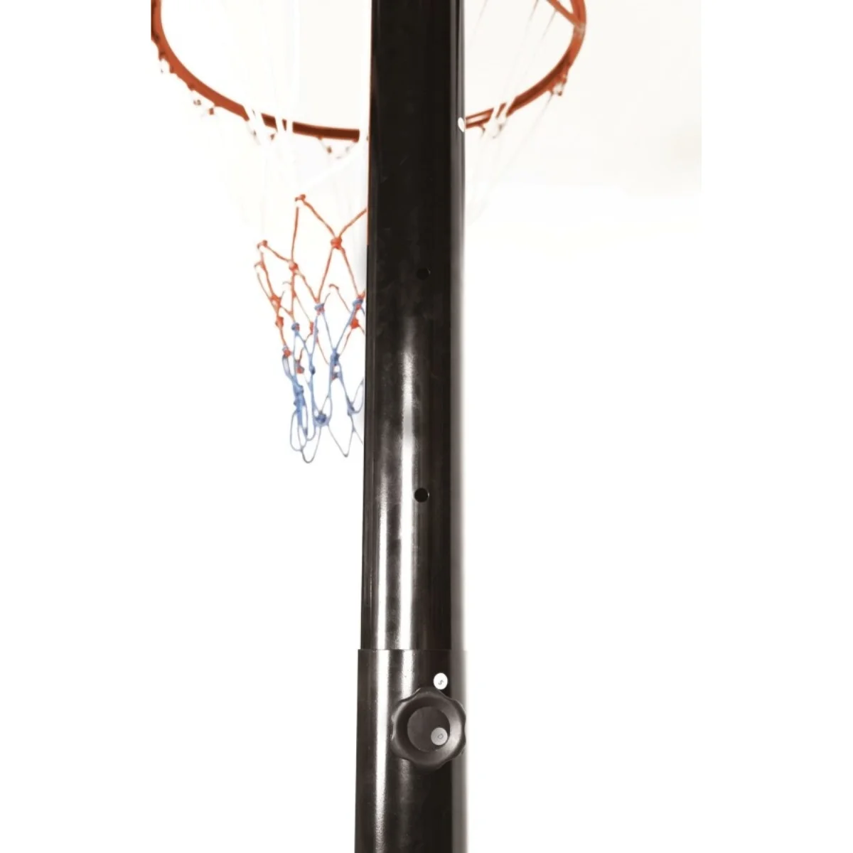 Gros plan d'un poteau de panier de basket noir avec filet, sur fond blanc.
