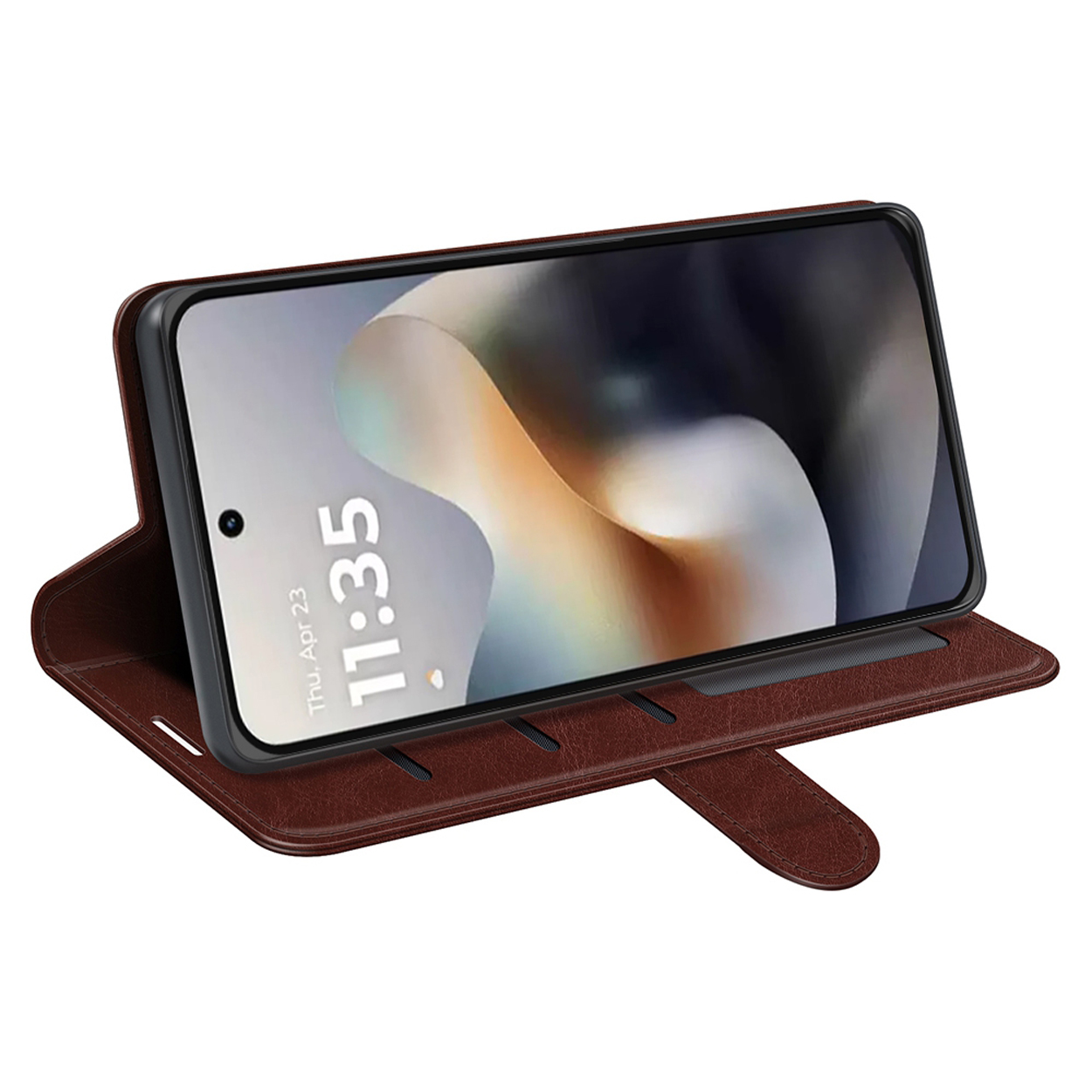 Braune Handyhülle, die ein Telefon in einem Winkel hält. Das Telefon zeigt die Uhrzeit. Die Hülle ist offen.