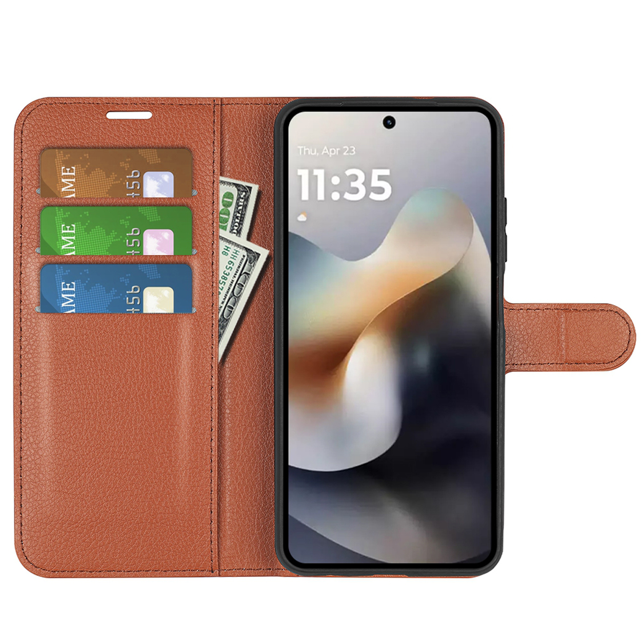 Étui de téléphone en cuir marron avec un téléphone à l'intérieur. Le téléphone affiche l'heure. Il y a aussi des emplacements pour cartes et de l'argent.