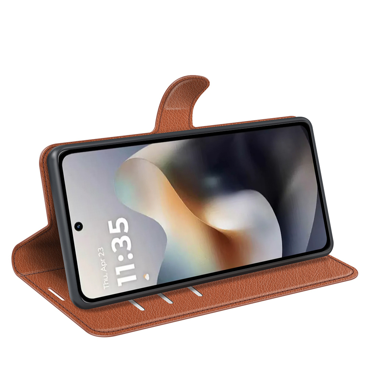 Étui de téléphone marron avec un téléphone à l'intérieur. Le téléphone affiche l'heure. L'étui est ouvert et incliné.