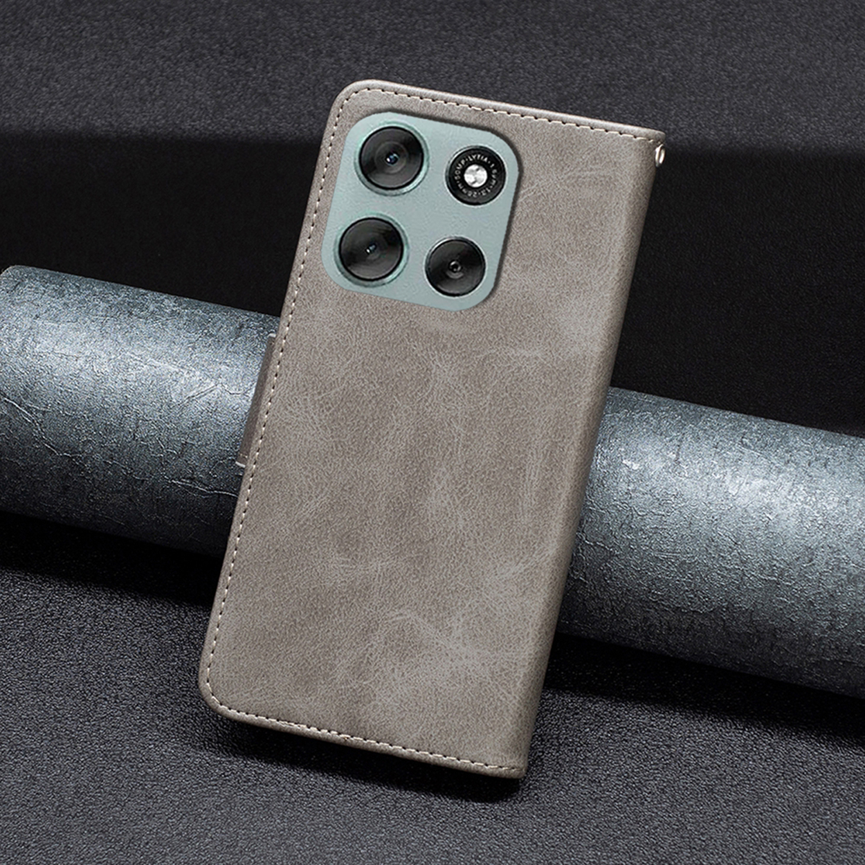 Étui de téléphone en cuir gris avec l'arrière d'un téléphone visible. L'étui est sur une surface sombre.