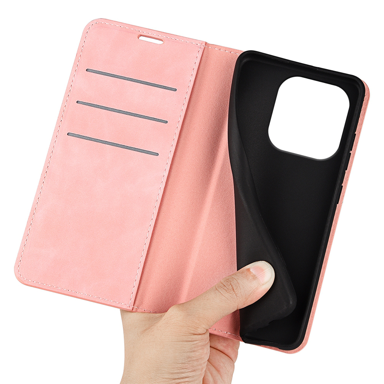 Un étui de téléphone rose est ouvert, révélant un support de téléphone noir. Une main tient l'étui. Fond blanc.