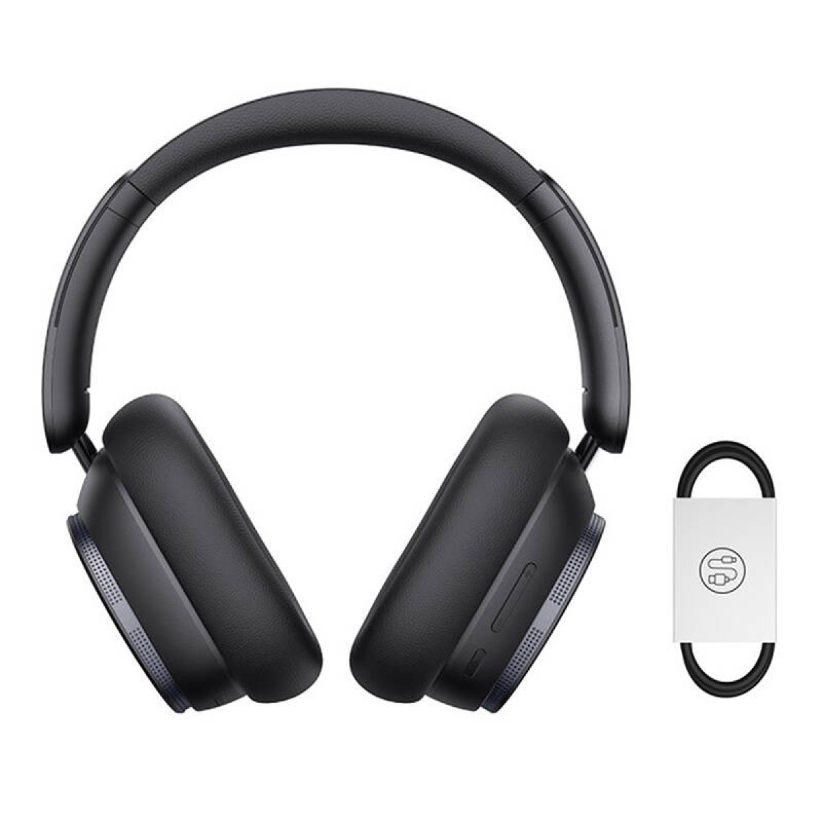 Cuffie nere e un cavo di ricarica nero su sfondo bianco. Le cuffie sono di tipo over-ear.